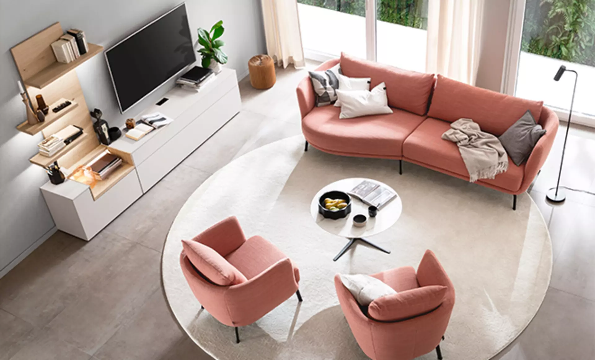 Die Pearl Polstermöbel als 3-Sitzer Sofa und zwei einzelne 1-Sitzer um einen Wohnzimmertisch angeordnet und aus der Vogelperspektive aufgezeichnet.