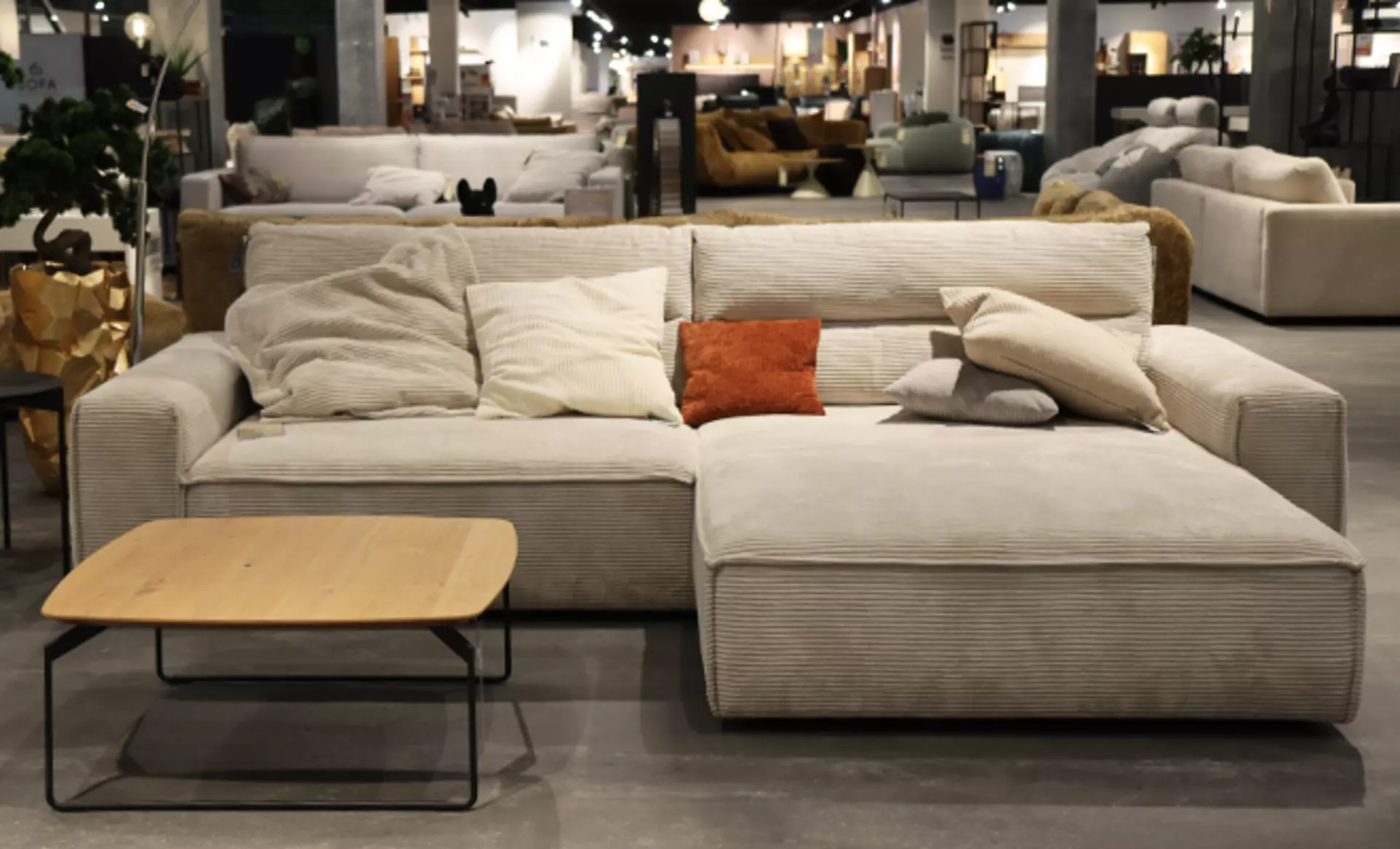 Blick auf ein Cordsofa in der Wohnzimmerabteilung von Möbel Inhofer