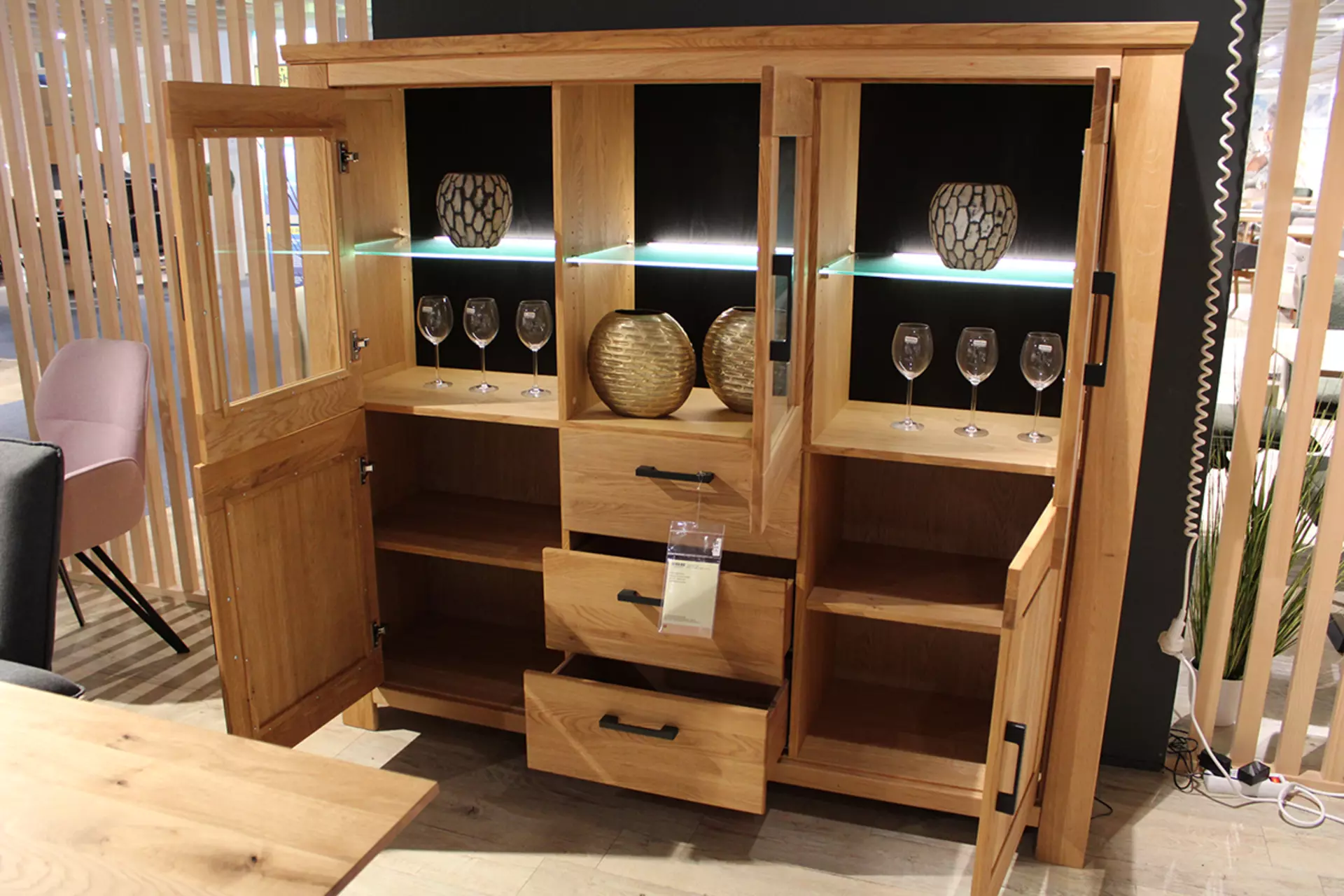 Highboard Sichtbare Rückwand schwarz inkl. LED Glasbodenbeleuchtung Set offen