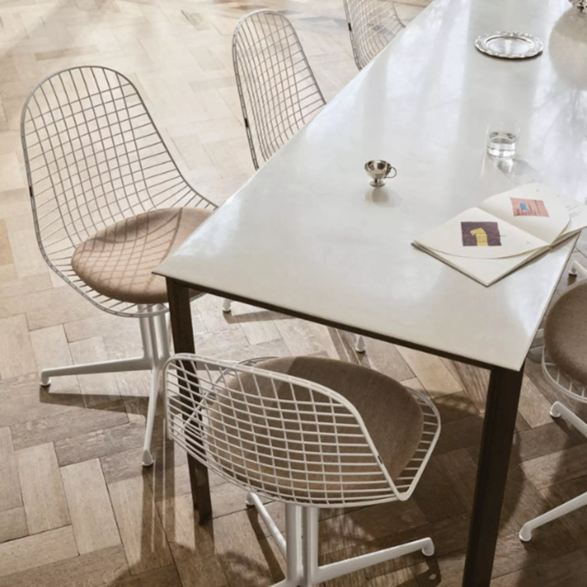 Der Vire Chair von Eames mit Polster als charakterstarker Dining Chair