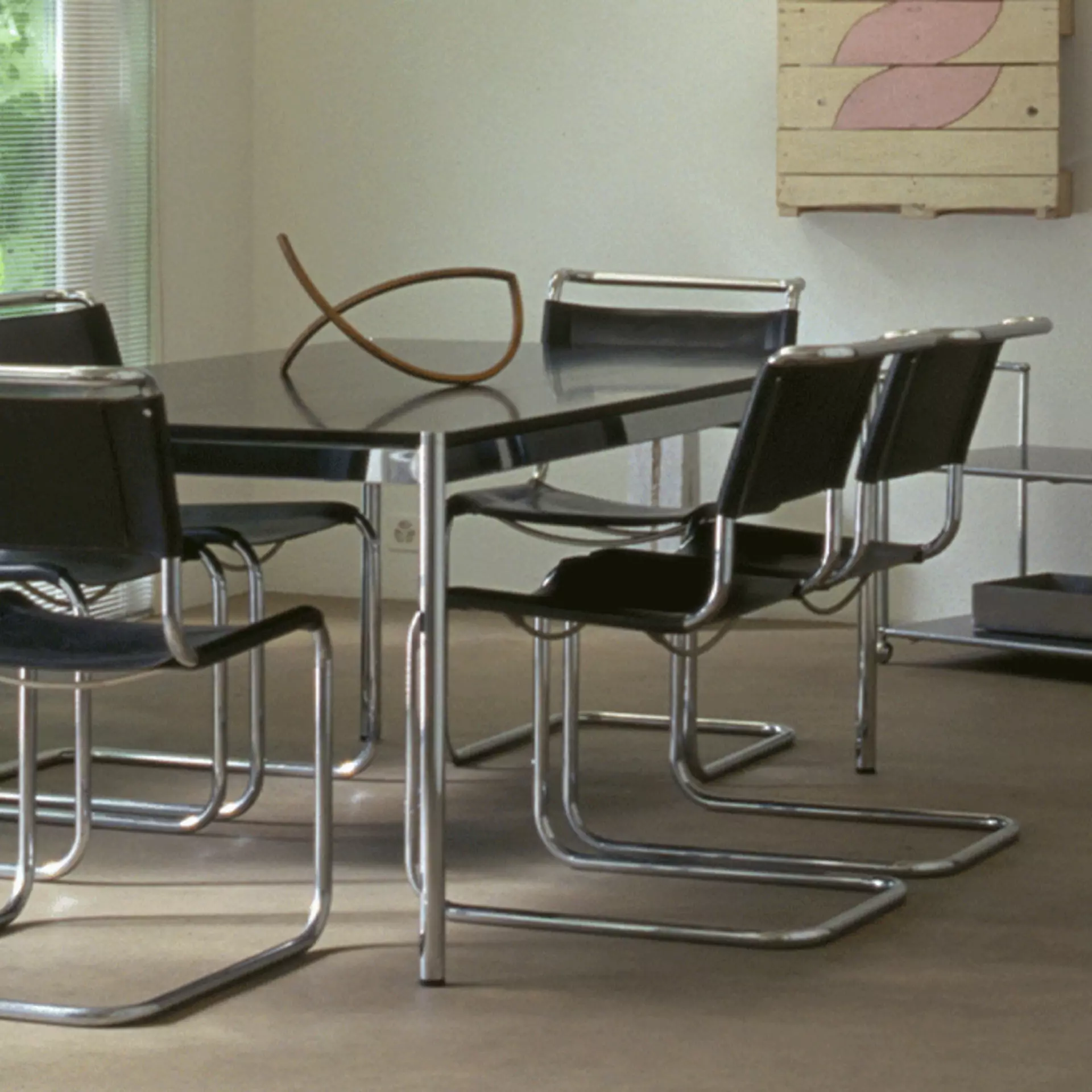 Schwarzer Thonet Freischwinger mit Chromgestell