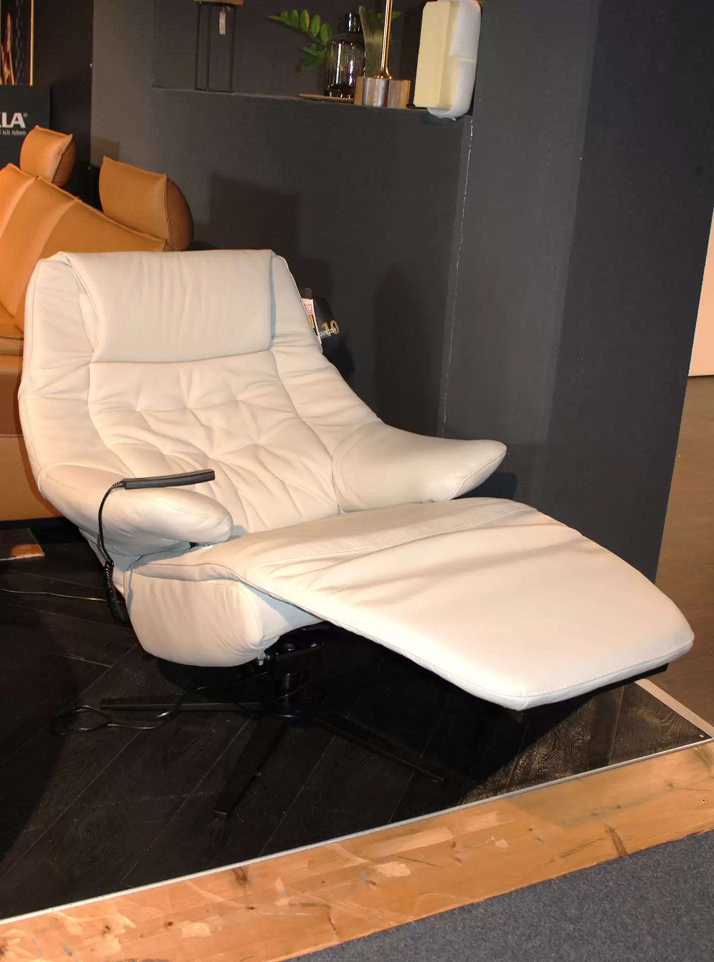 Der Relaxsessel HU-CA15017 von Hukla in weißem Lederbezug