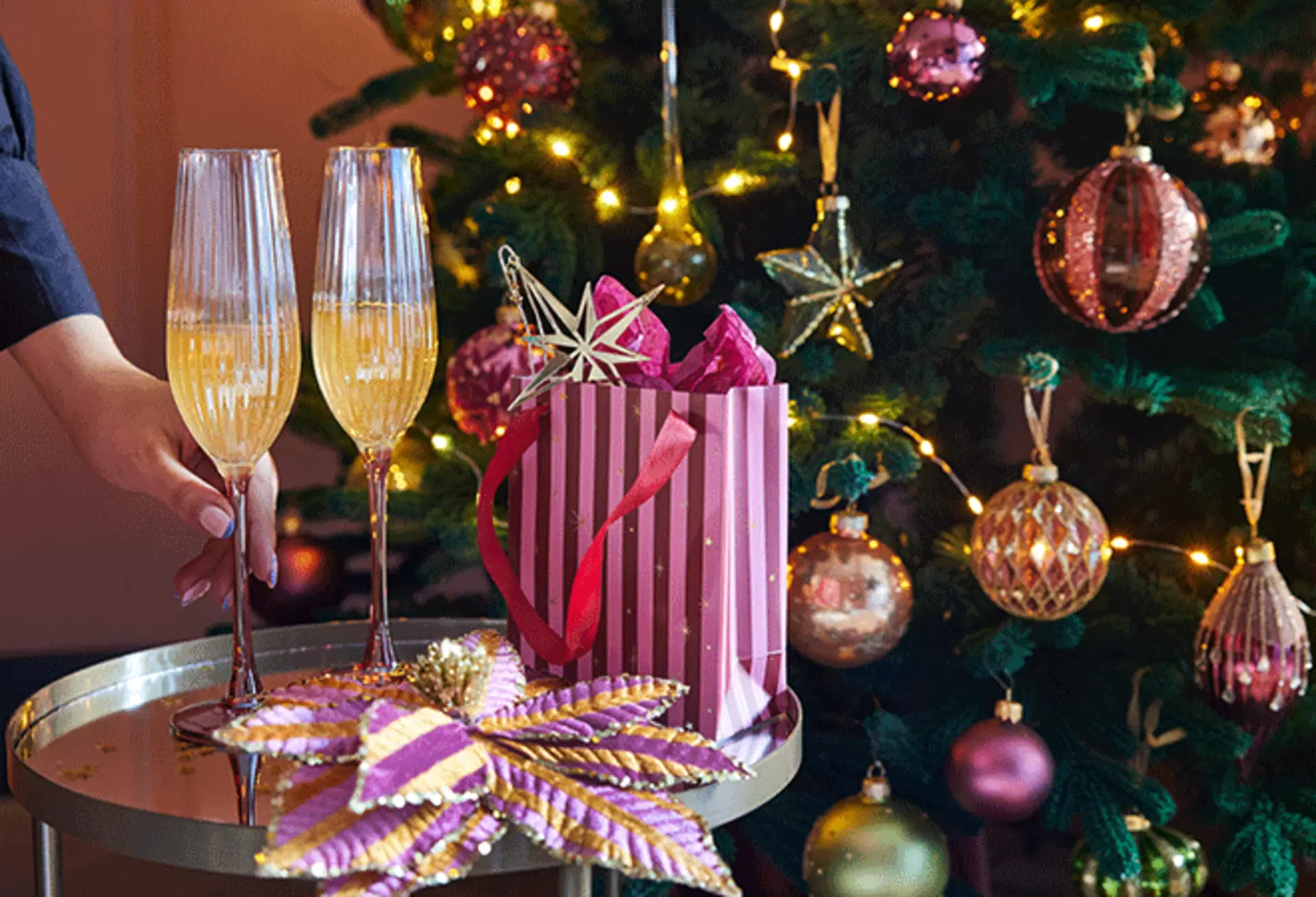 Soft Glam Weihnachtsschmuck mit champagnerfarbenen Glaskugeln und funkelnden Lichtreflexen