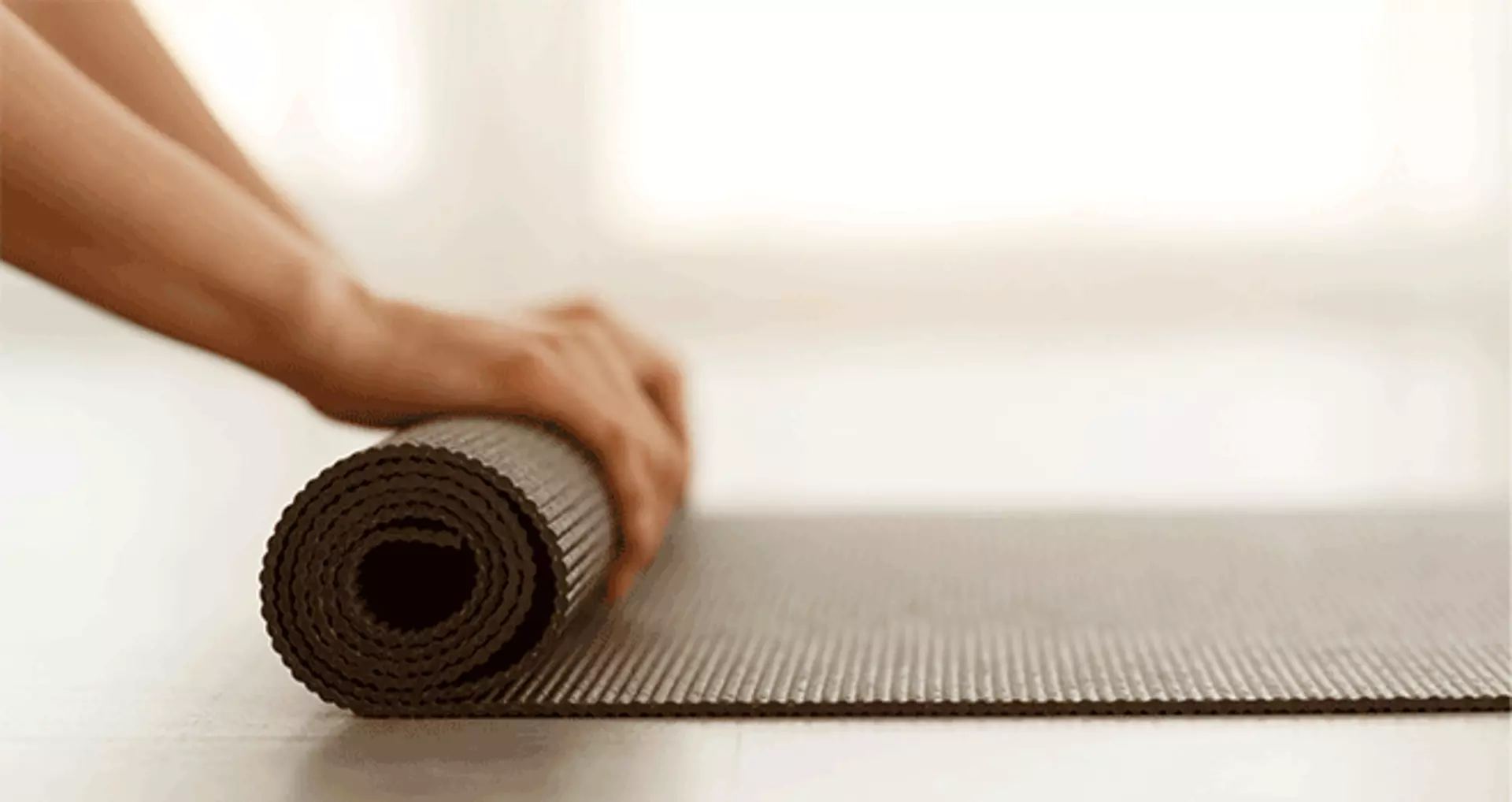 yoga matte wird zusammen gerollt im yoga zimmer möbel inhofer
