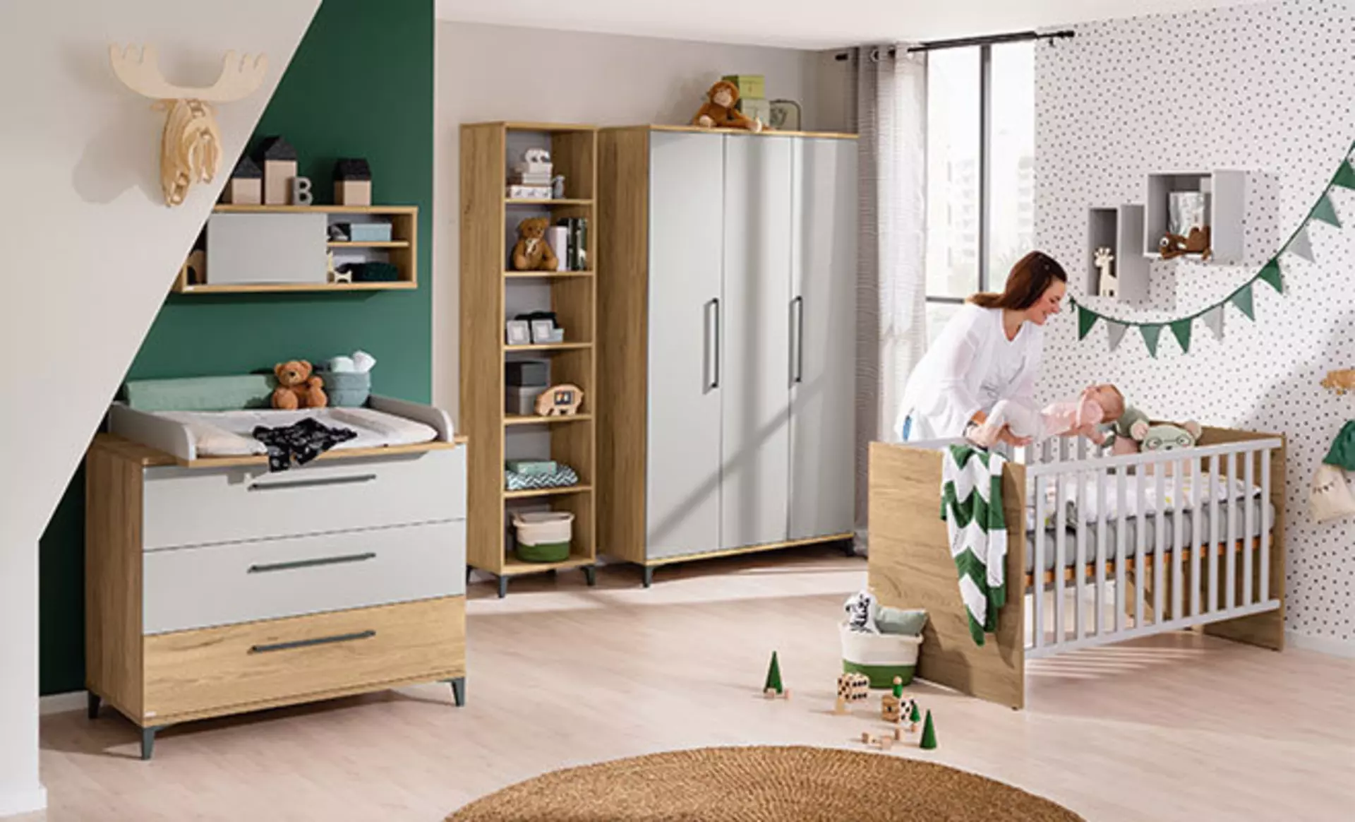 Modernes Babyzimmer-Set mit umbaubarem Gitterbett und Wickelkommode in Eiche-Optik