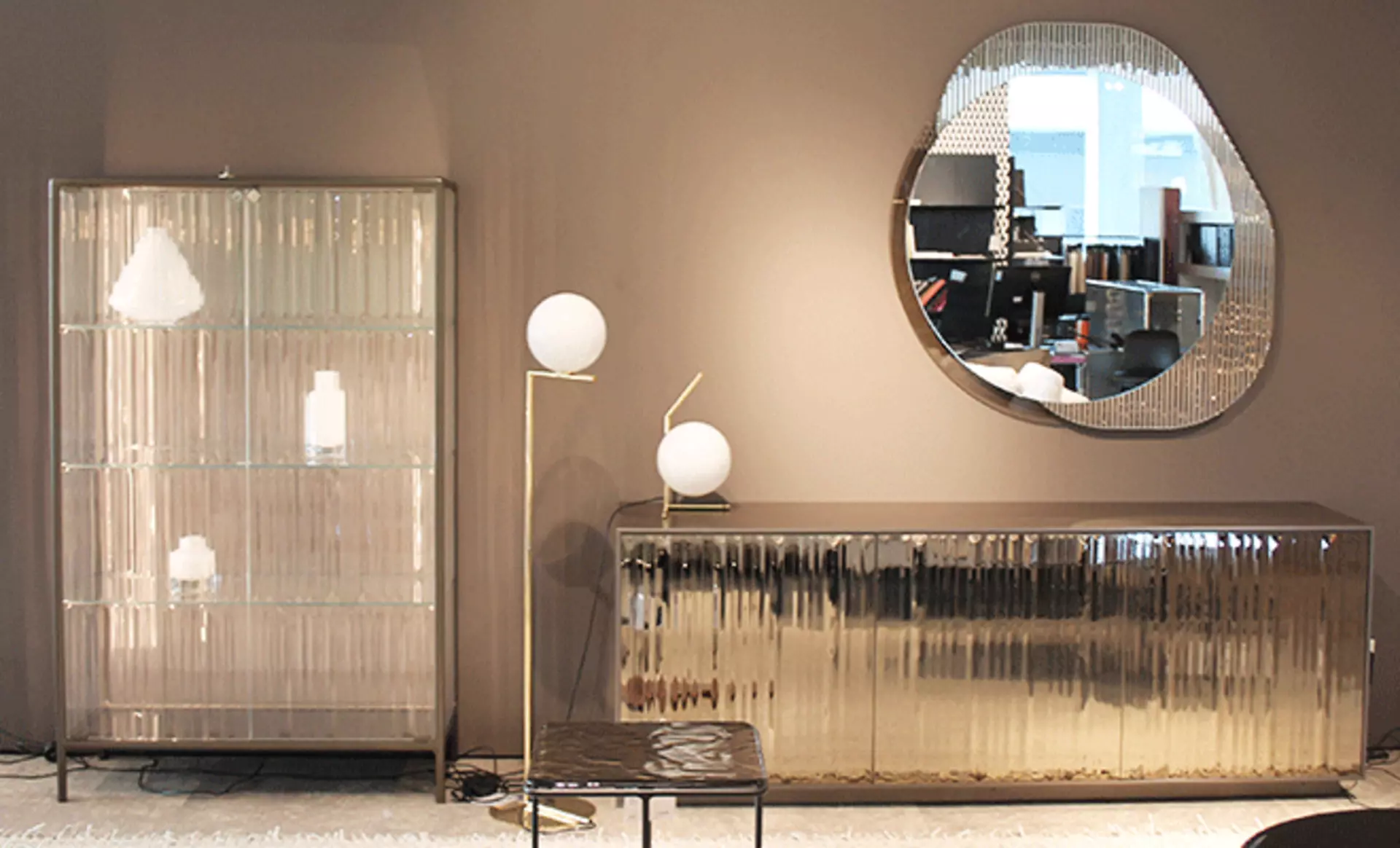 ECHI-Line Vitrine und Sideboard zusammen mit dem SHIFT Spiegel von FIAM im 1. OG von interni by inhofer