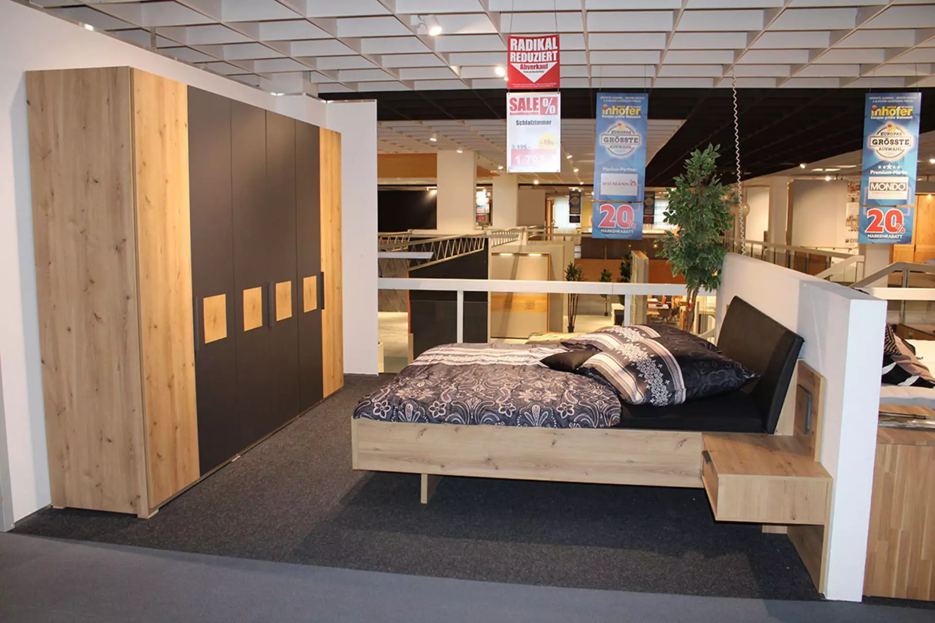 Ausstellungsstück Schlafzimmer Almeria von Wiemann mit Doppelbett und Drehtürenschrank