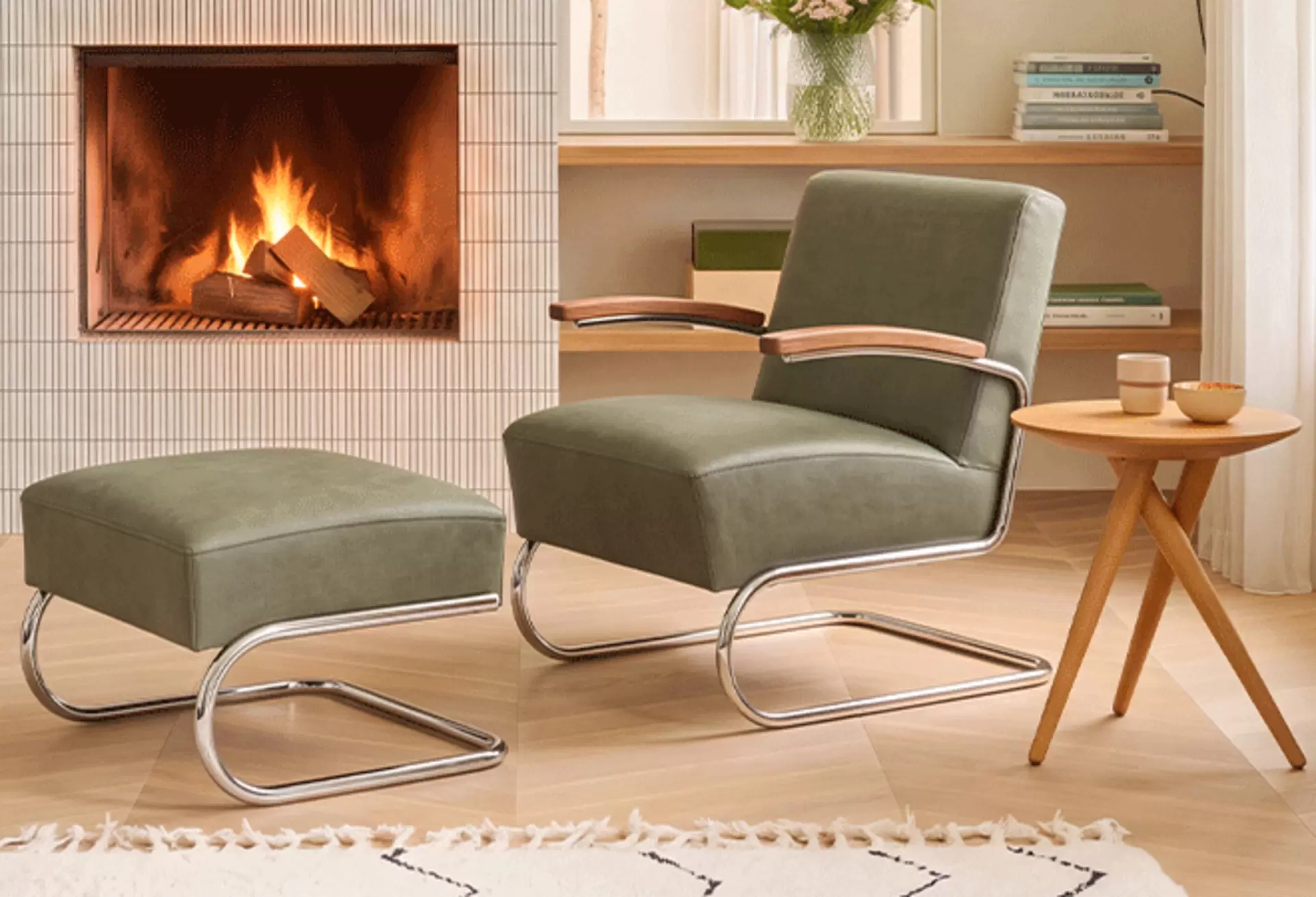 Thonet Designer-Sessel mit passendem Hocker in Olivgrün und Beistelltisch aus Holz neben einem brennenden Kamin