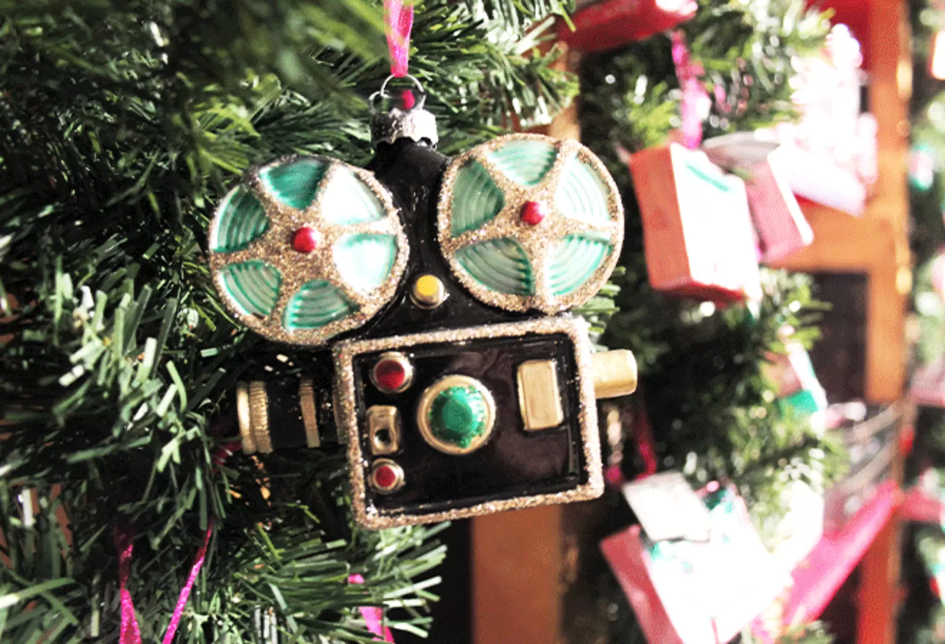 Ausgefallener Baumschmuck in Form einer nostalgischen Filmkamera am Weihnachtsbaum