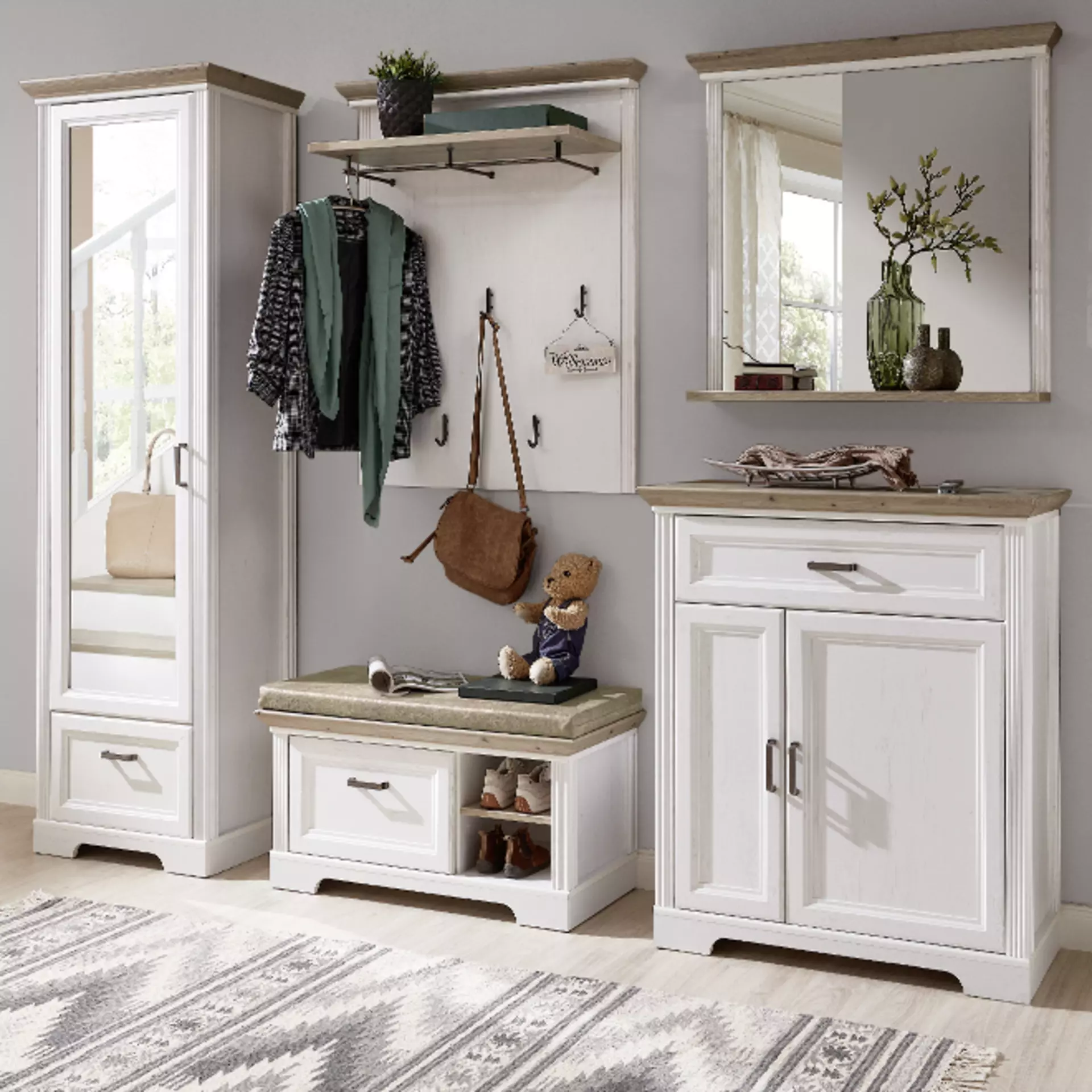 skandinavische Landhausgarderobe in weiß mit Metallgriffen