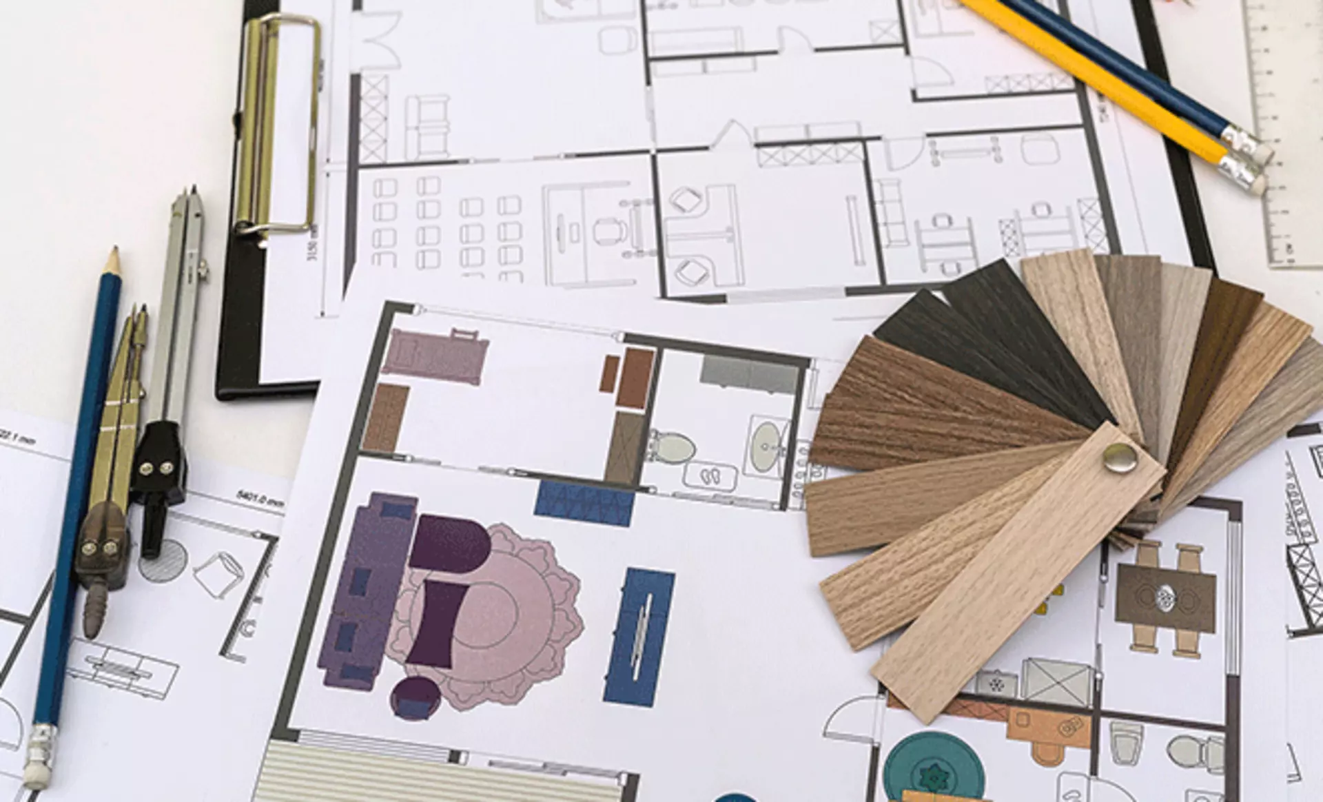 Baupläne und zirkel und holfarben zur planung auf einem tisch