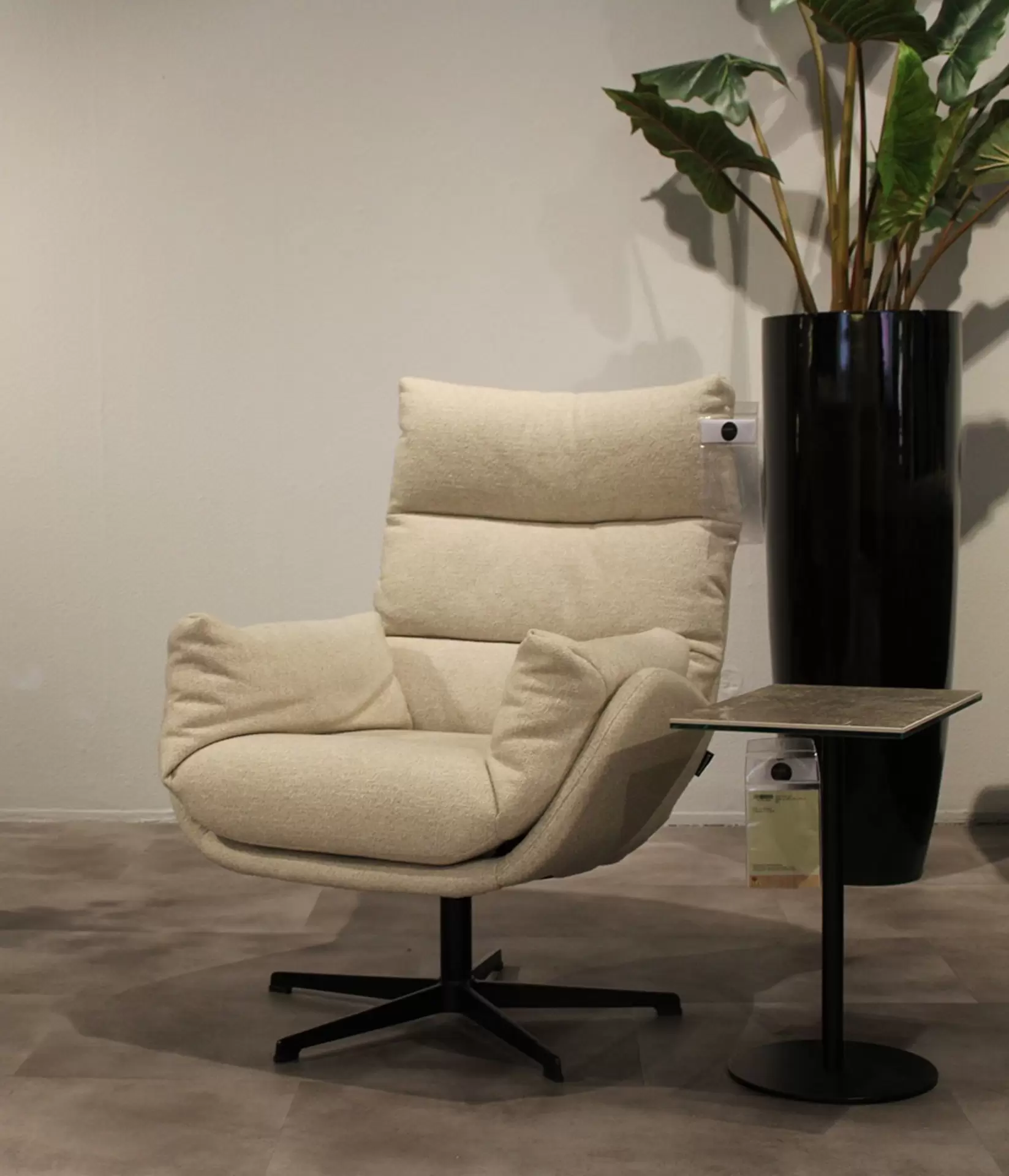Sessel beige mit 4-Fuß-Gestell schwarz matt