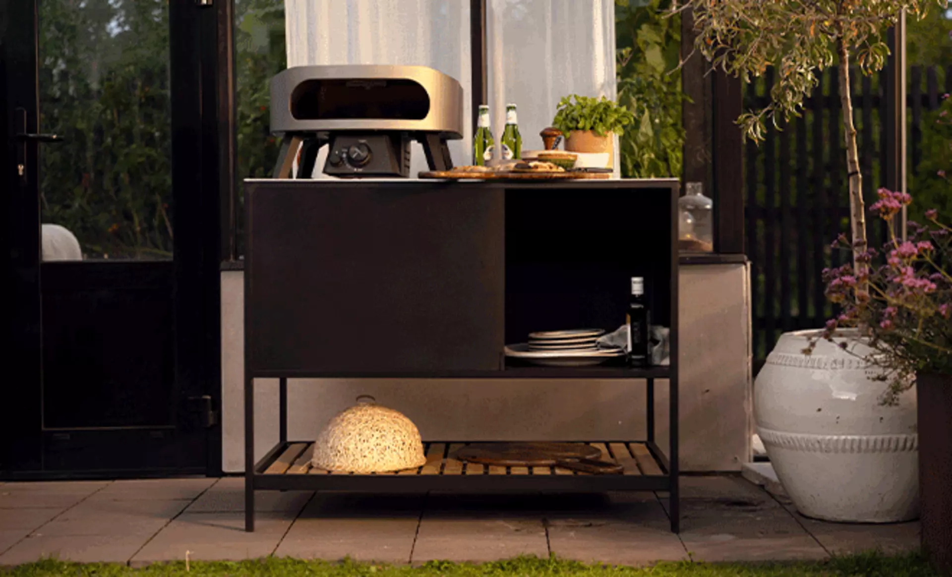 Feste Grillstation im wohnlichen Außenbereich