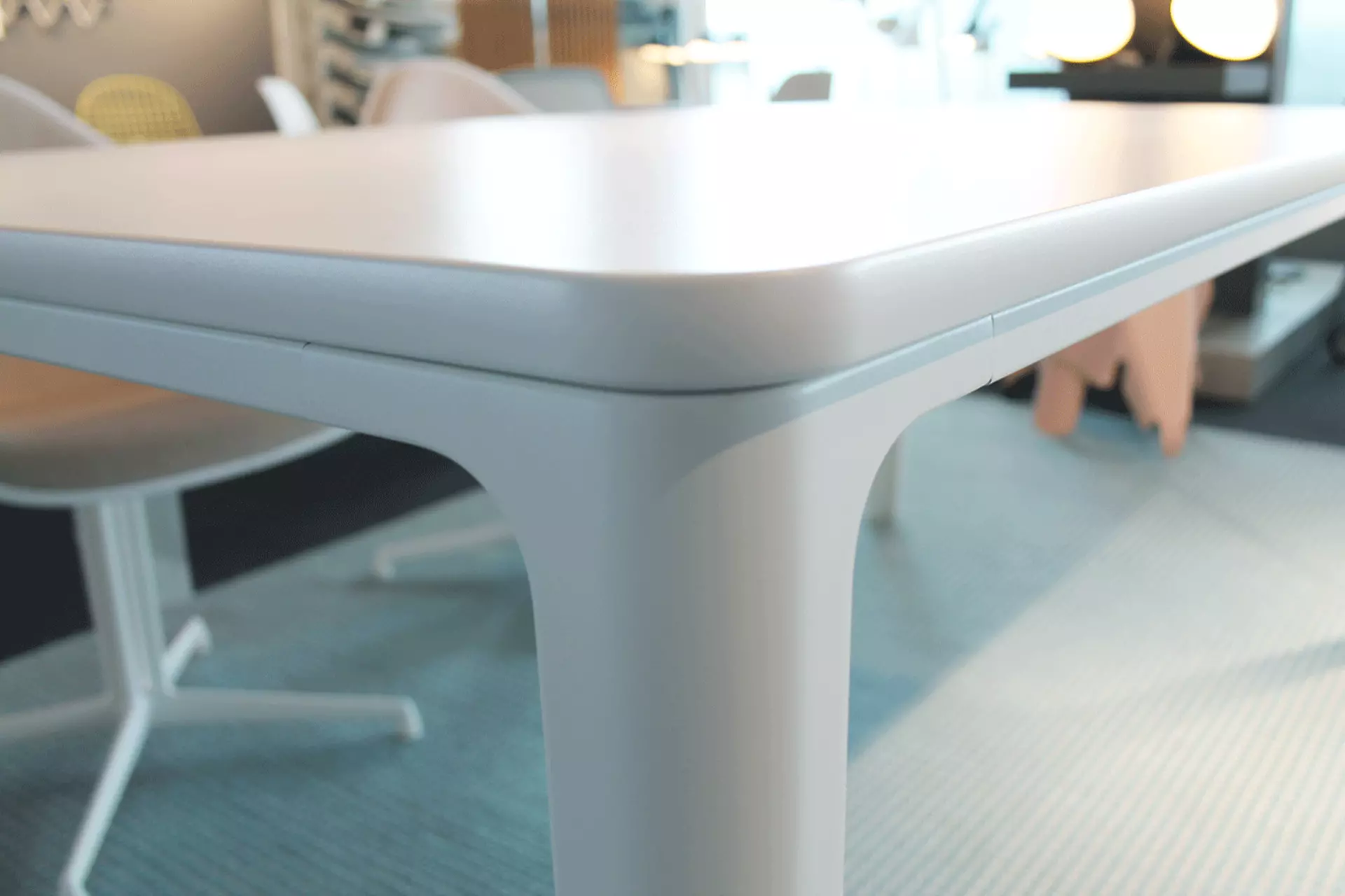 Die Tischplatte des Plate Dining Tischs im Detail