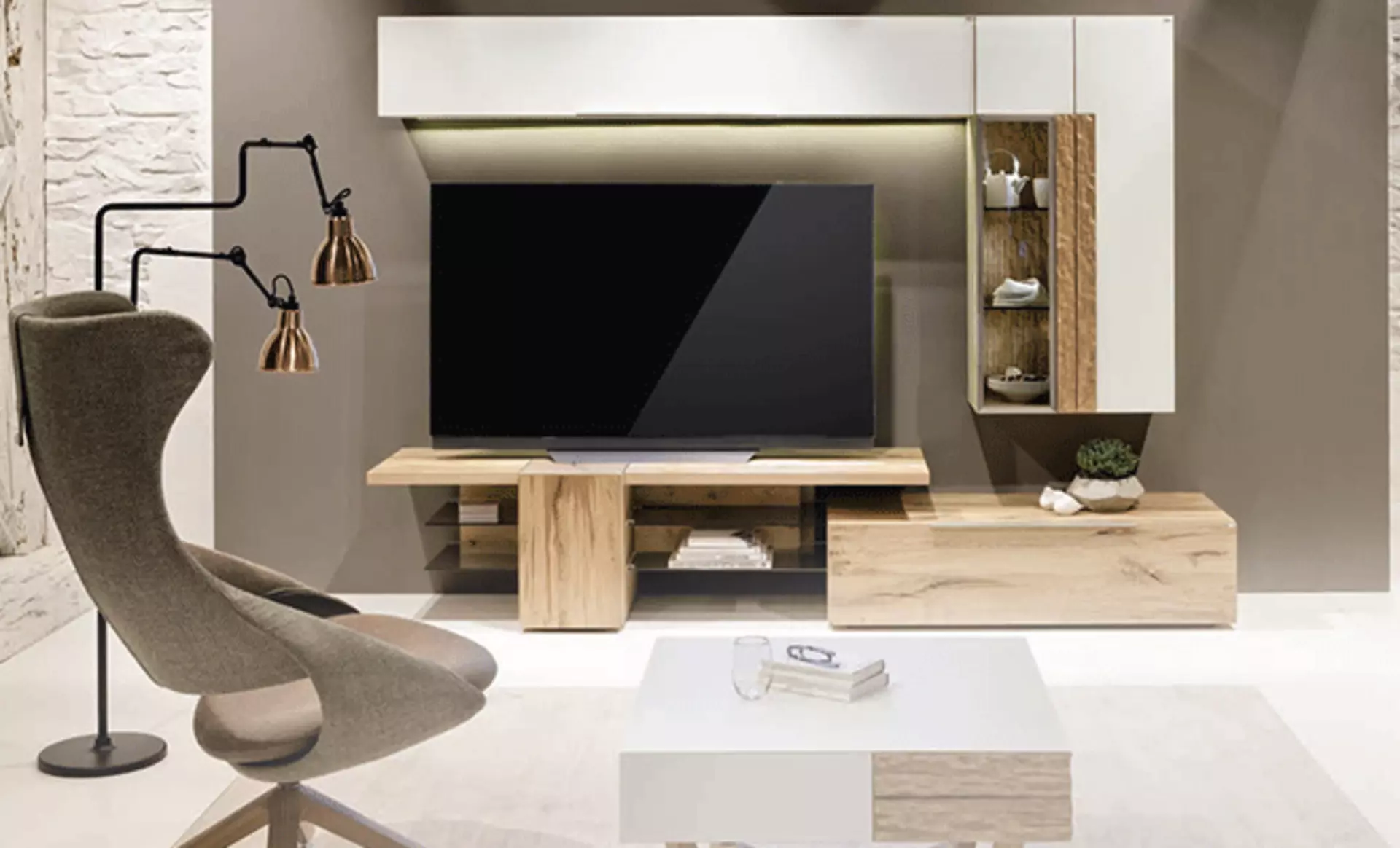 Wohnwand in Holfarben mit Sessel und Stehlampe in einem Wohnzimmer