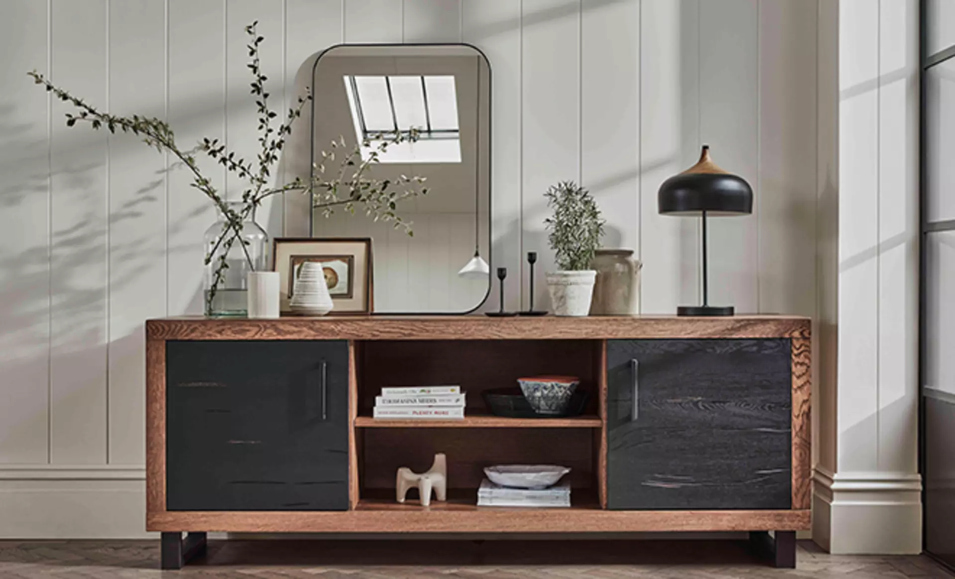 Das Bodahl Sideboard der Produktfamilie Loki mit massiven Holzelementen