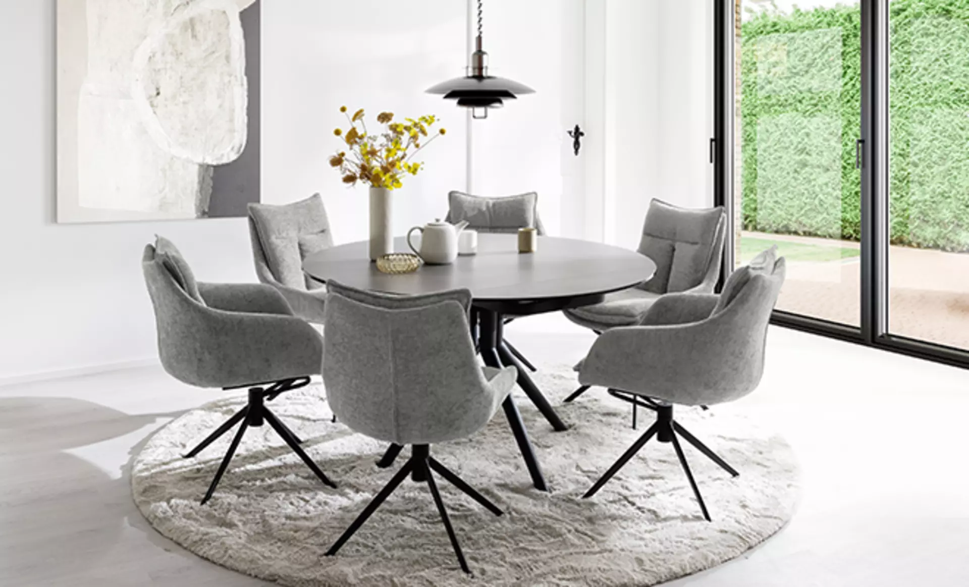 Kleines Esszimmer mit einem Grauen runden tisch und Grauen stühlen