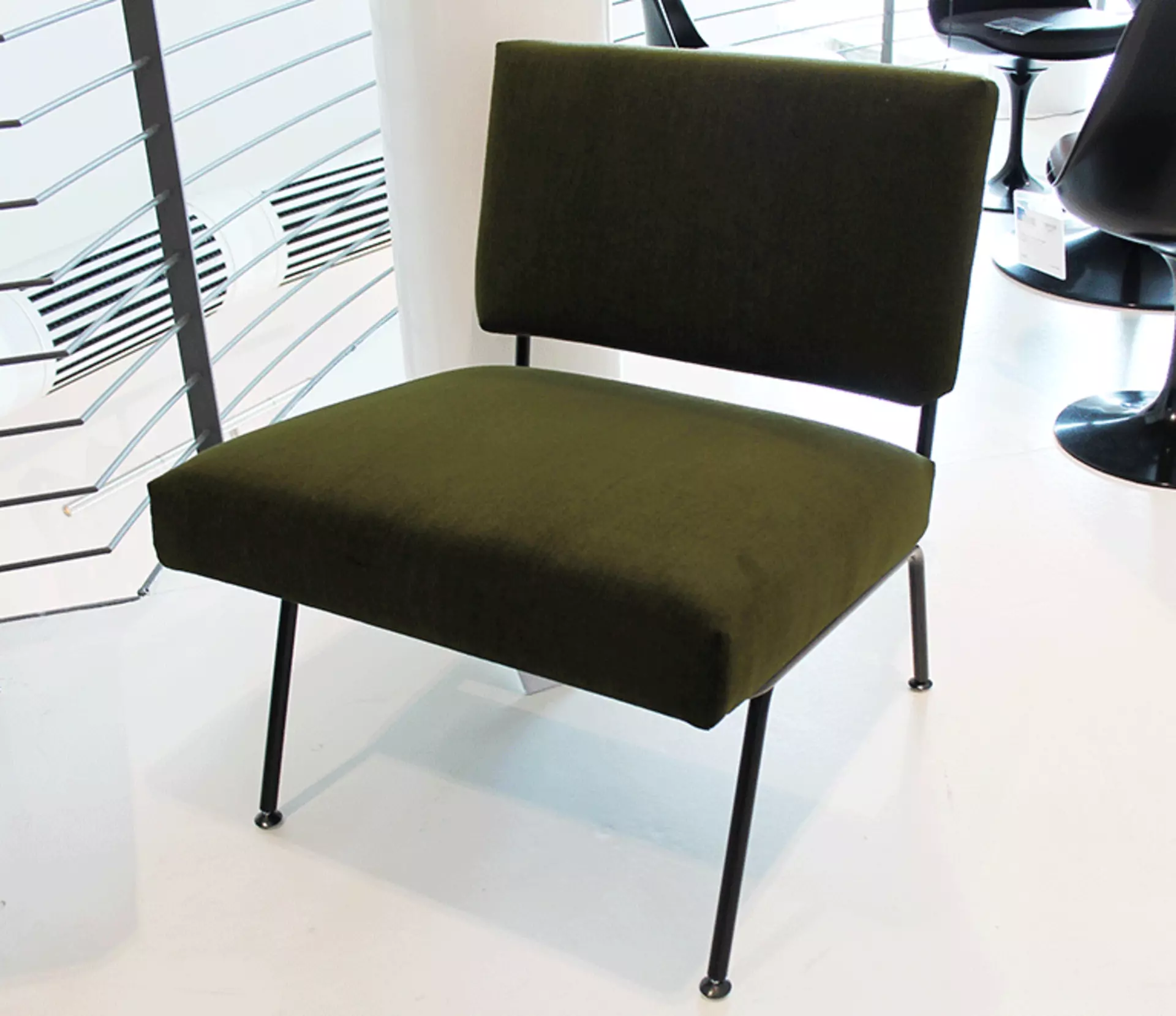 Der FK31 Sessel von Knoll International in Olivgrün