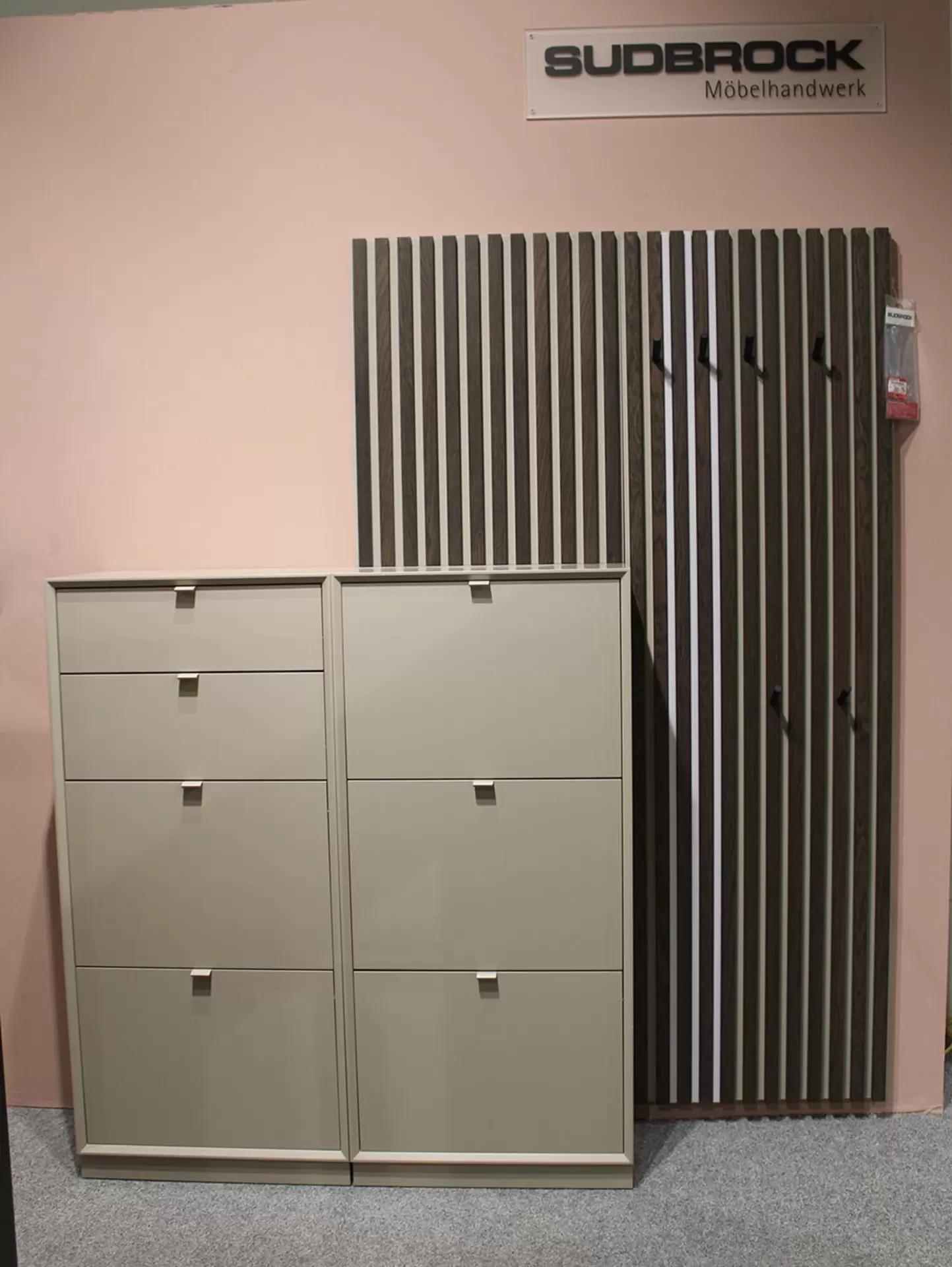 Garderobe in Muschelgrau mit Paneelen