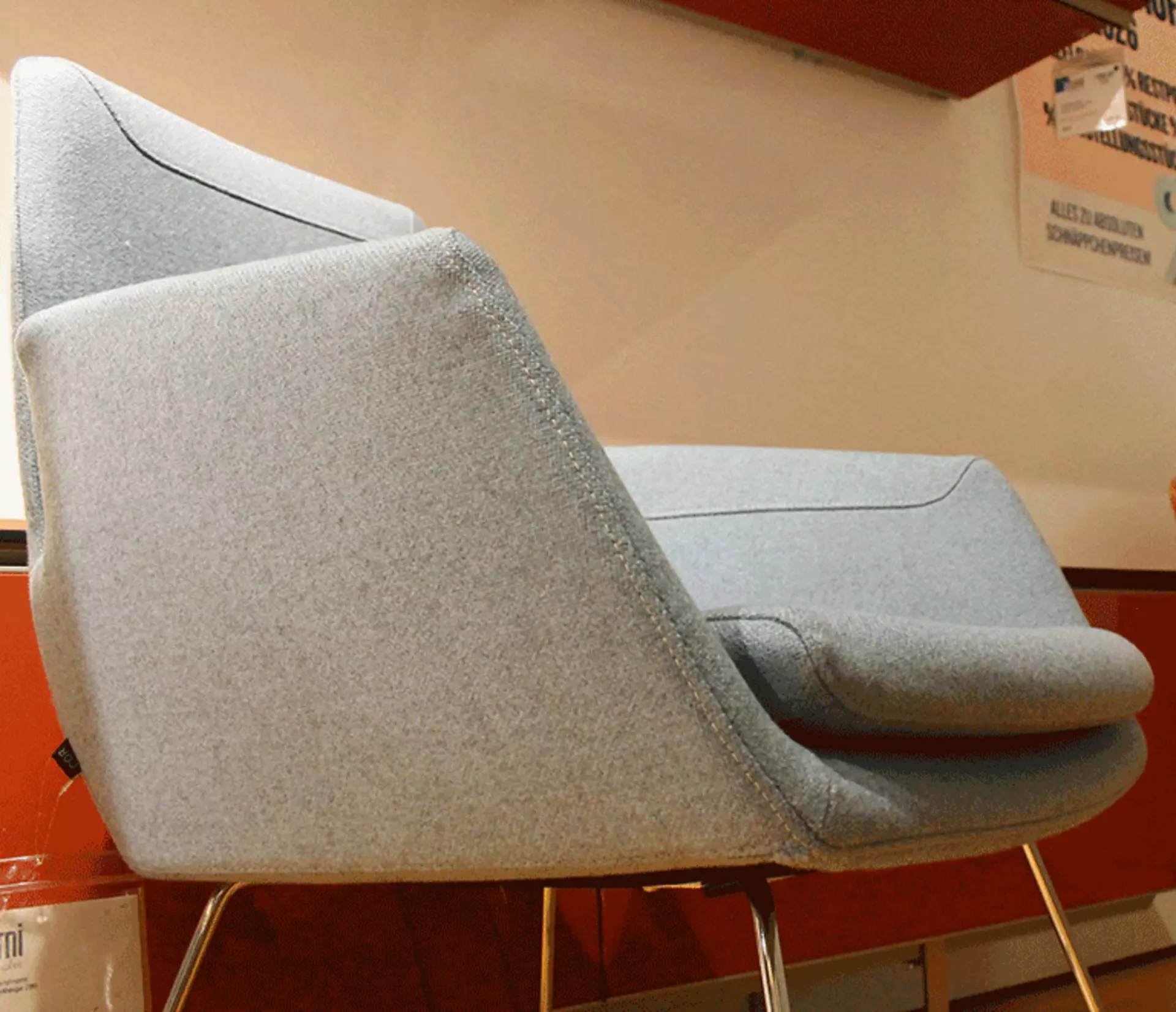 Straffe Polsterung und auffällige Nähte am Cordia Armlehnstuhl