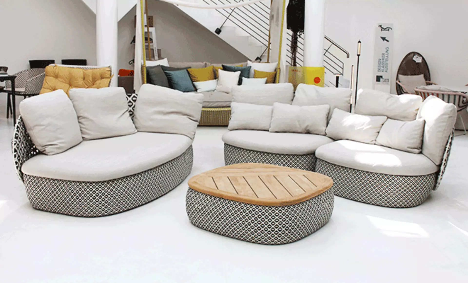 Das neue DEDON Outdoor Sofa MDEAR bei interni in Senden
