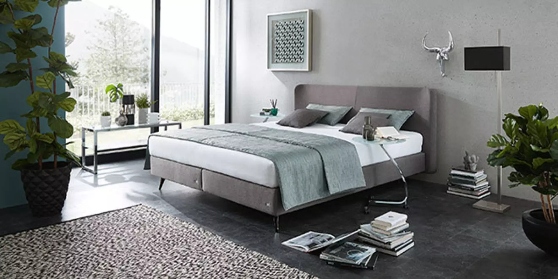 Titelbild der Marke ruf Betten zeigt ein Polsterbett in altrosa.