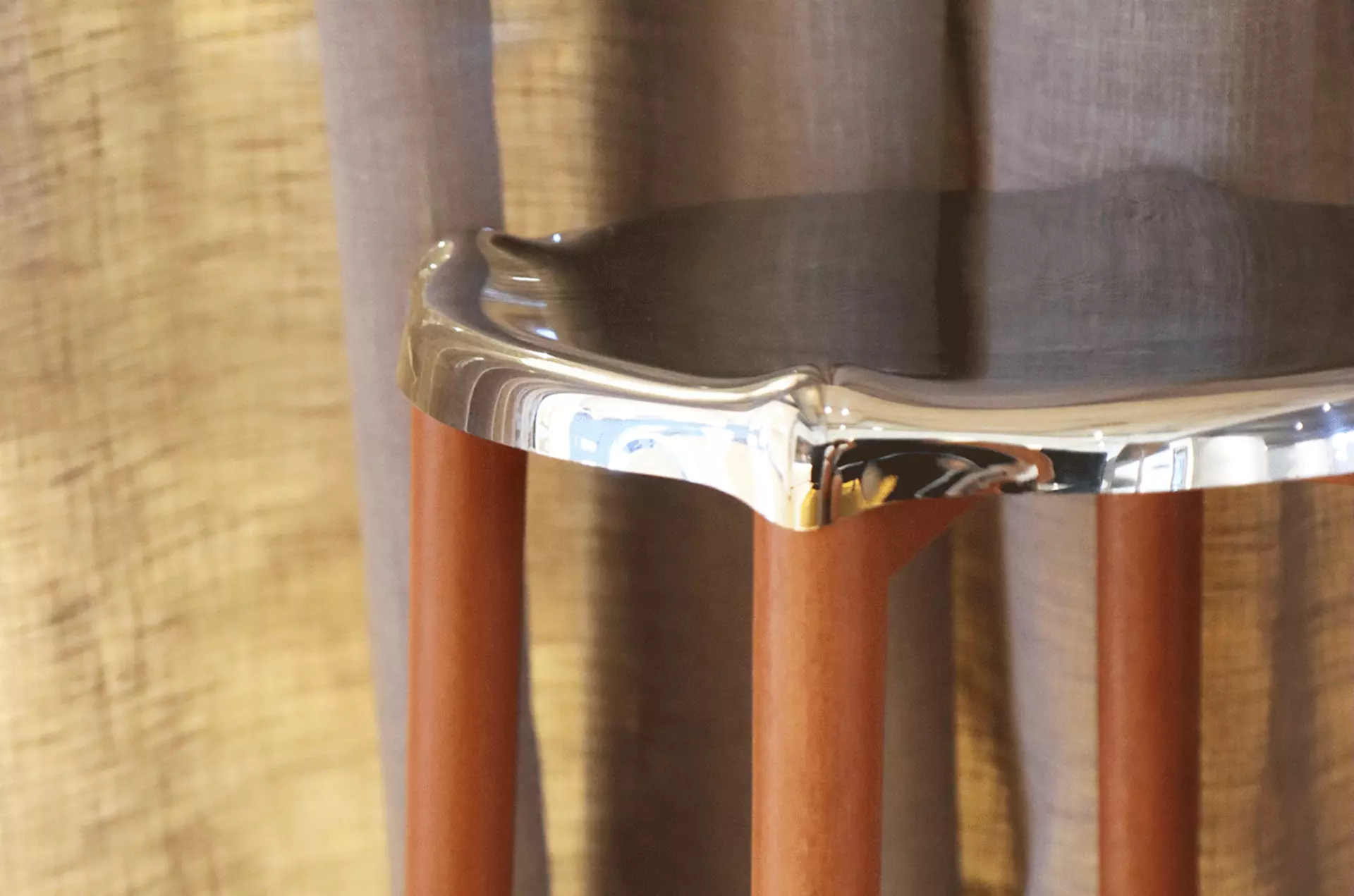 Der Low Hocker aus der Poele Serie von Alessi ausgestellt bei interni by Inhofer