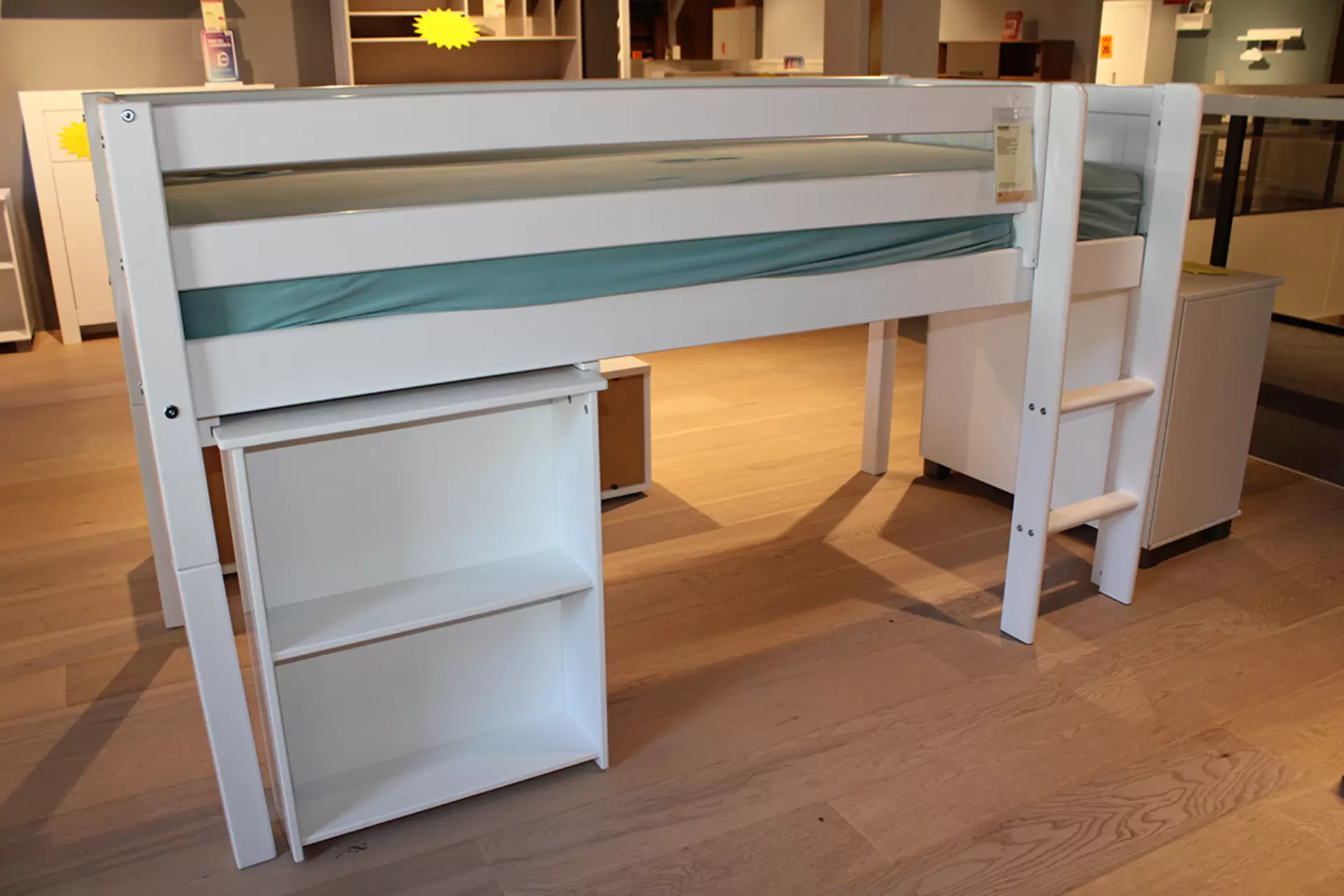 Hochbett NORDIK Lack Weiß mit Leiter und Regal