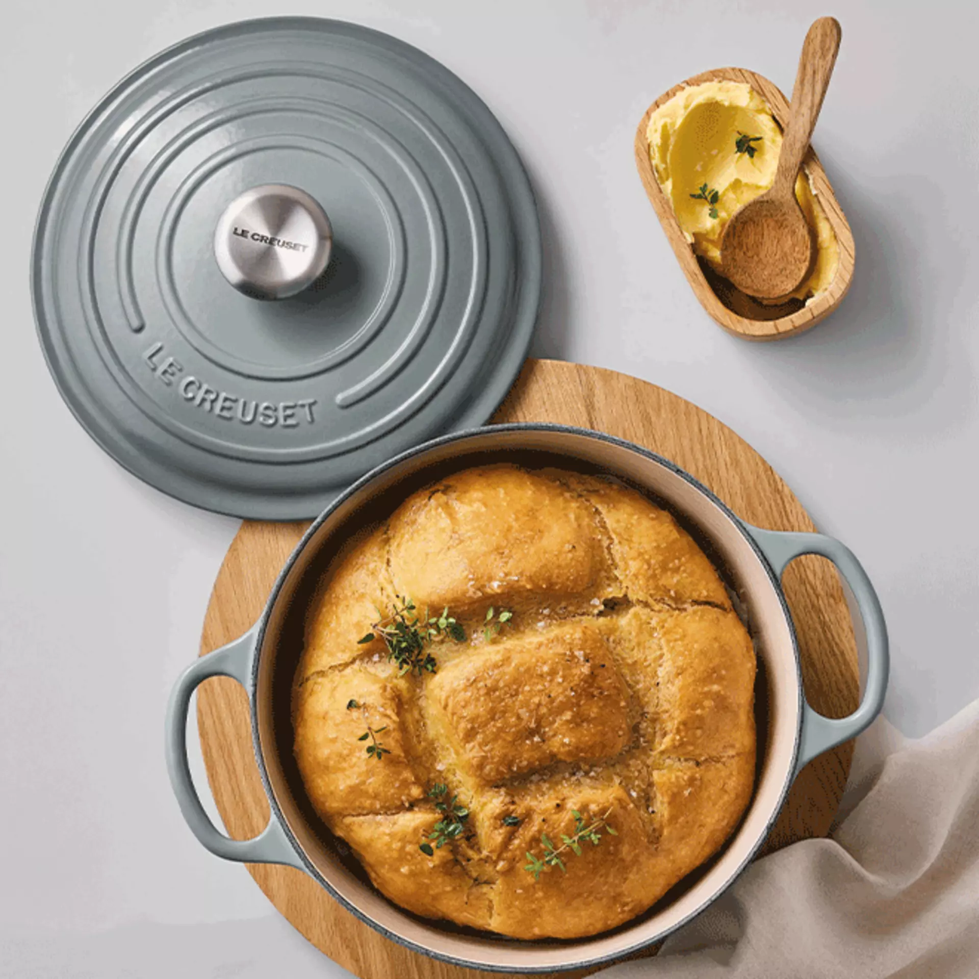 Le Creuset in der Farbe Sea Salt bei interni by inhofer