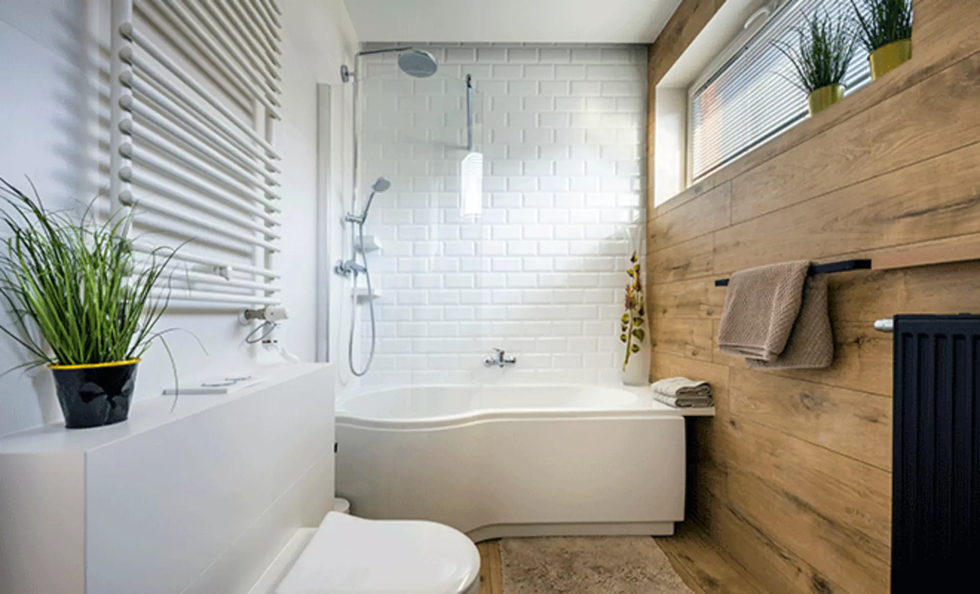 kleines Badezimmer mit einer wand aus holz und angenehm eingerichteten pflanzen