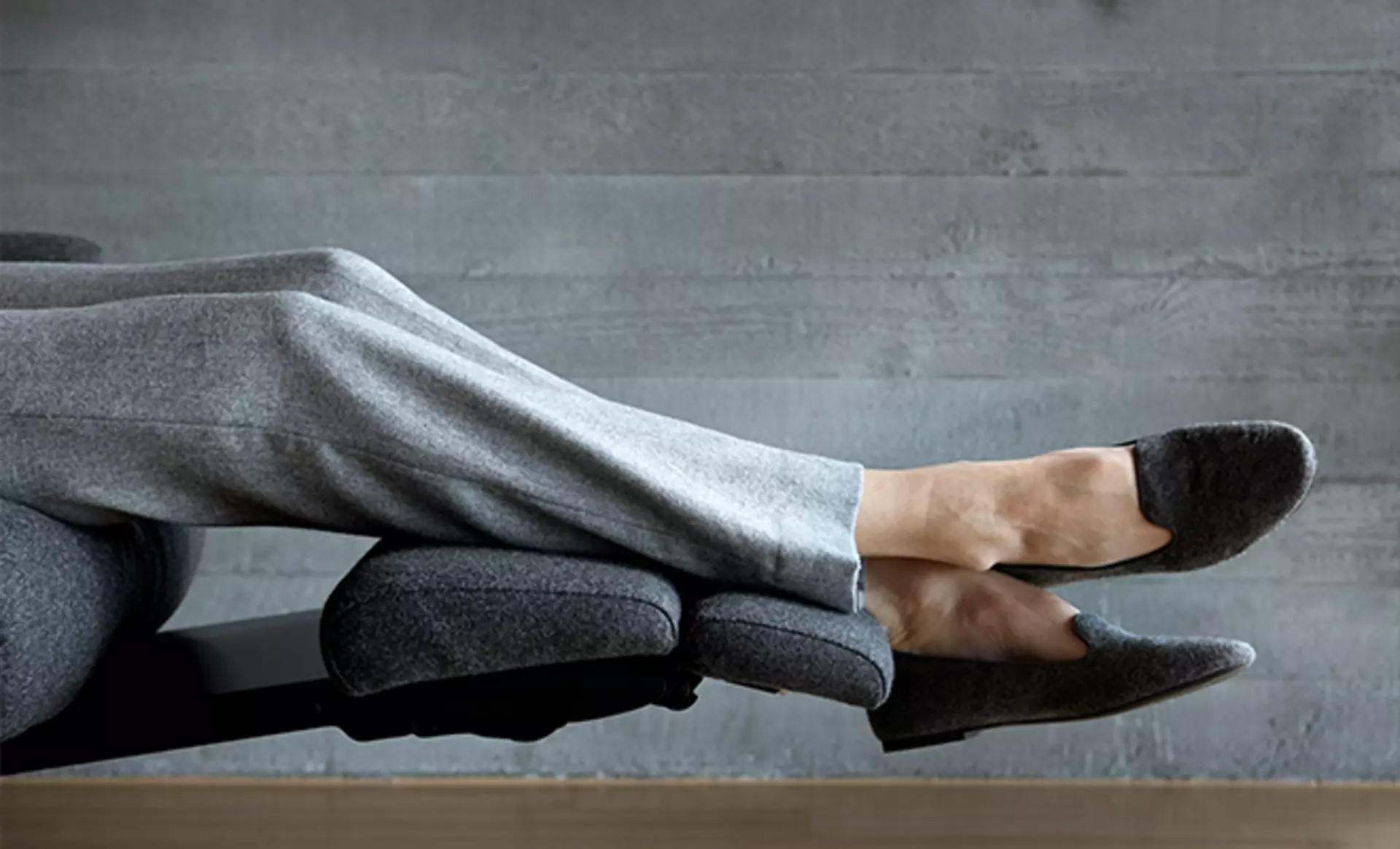 Die Wohnpsychologie deutet darauf hin, dass Ordnung auch für psycholoogische entspannung sorgt und Sie so besser die Beine hochlegen können, wie in diesem Stressless-Relaxsessel