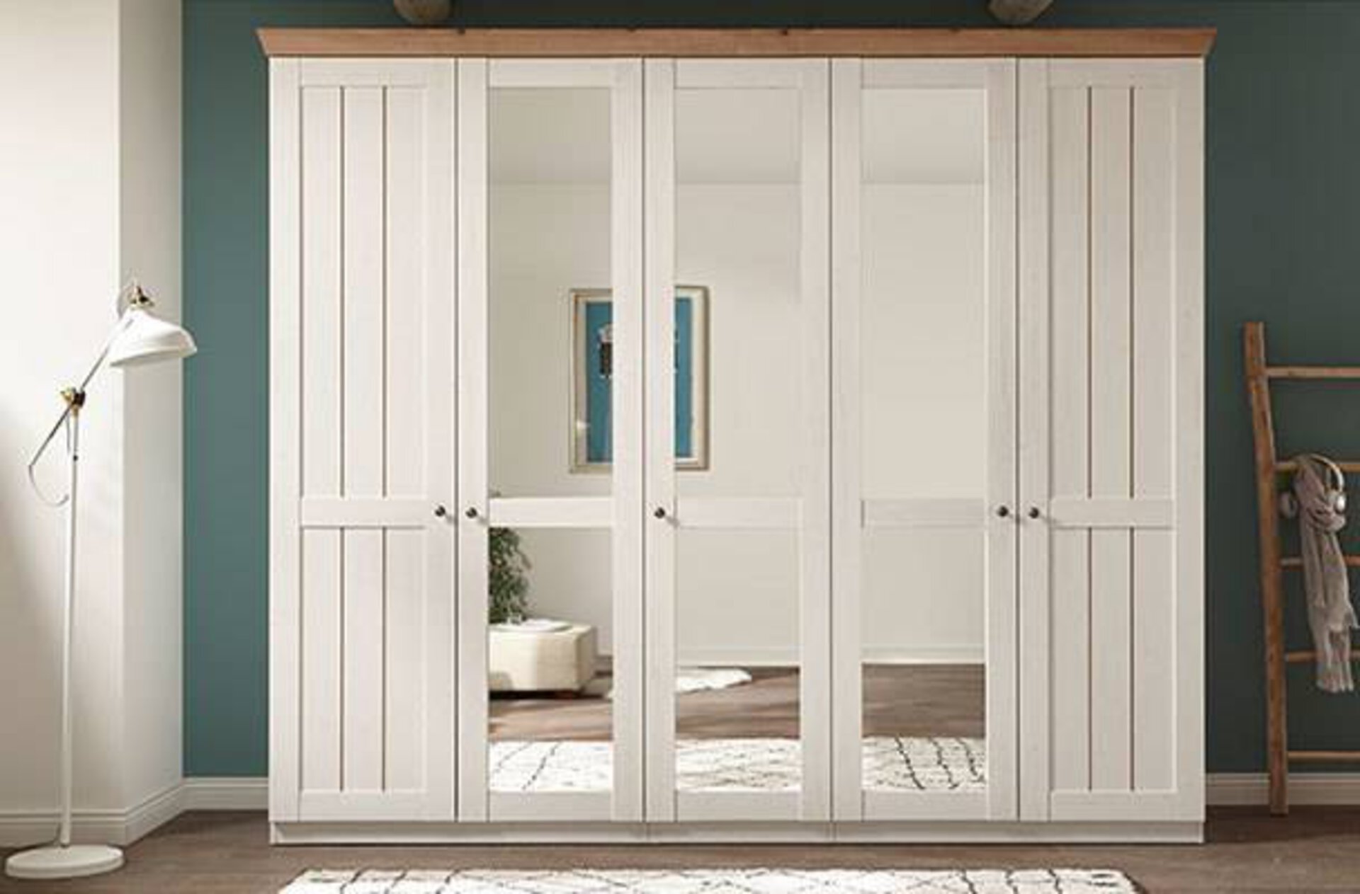 Weißer Kleiderschrank im Landhausstil mit 5 Drehtüren. Die drei mittleren Türen sind mit Spiegel versehen.