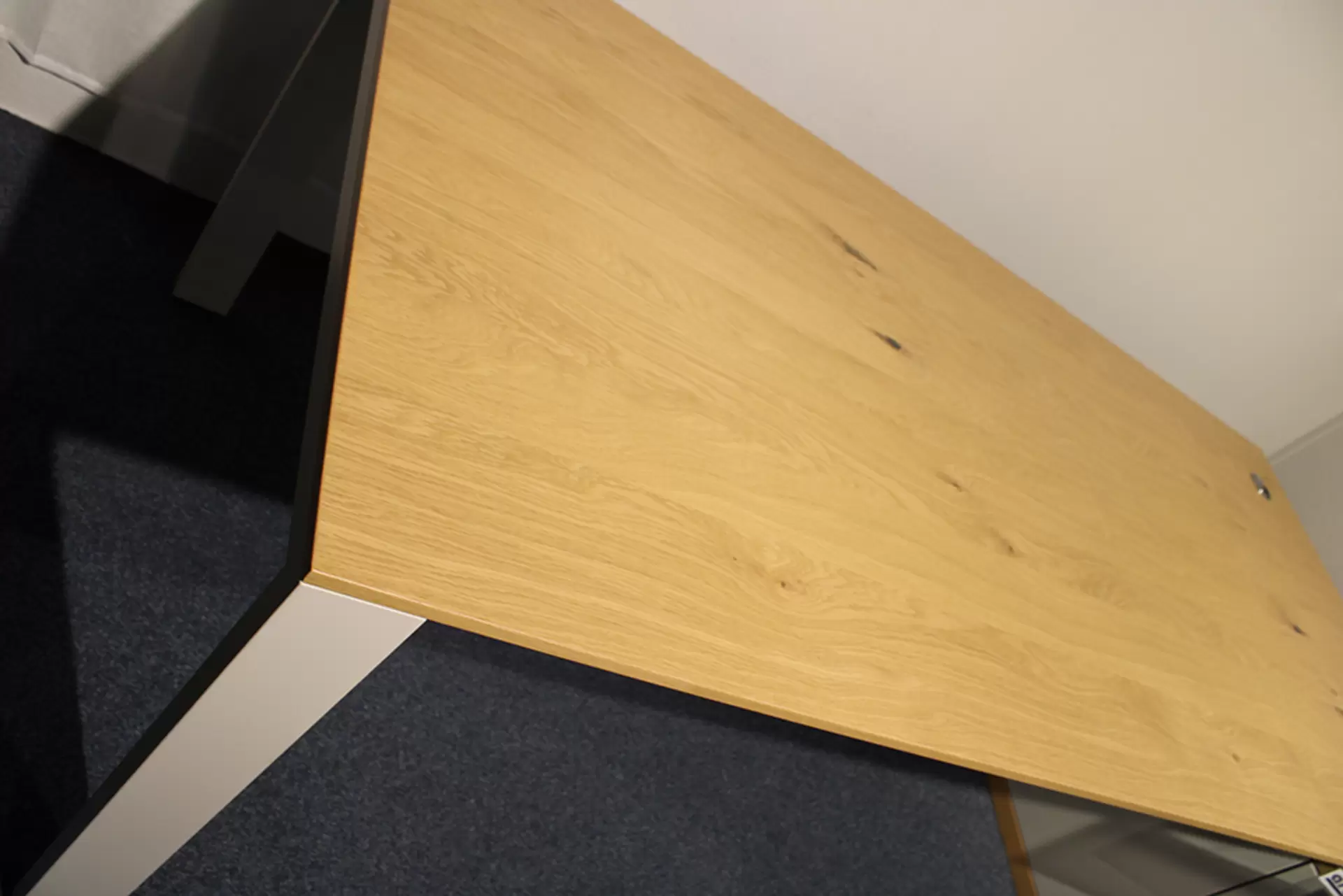 Der Schreibtisch + Raumteiler AVANCE-B von Arena in seidengrau und Asteiche