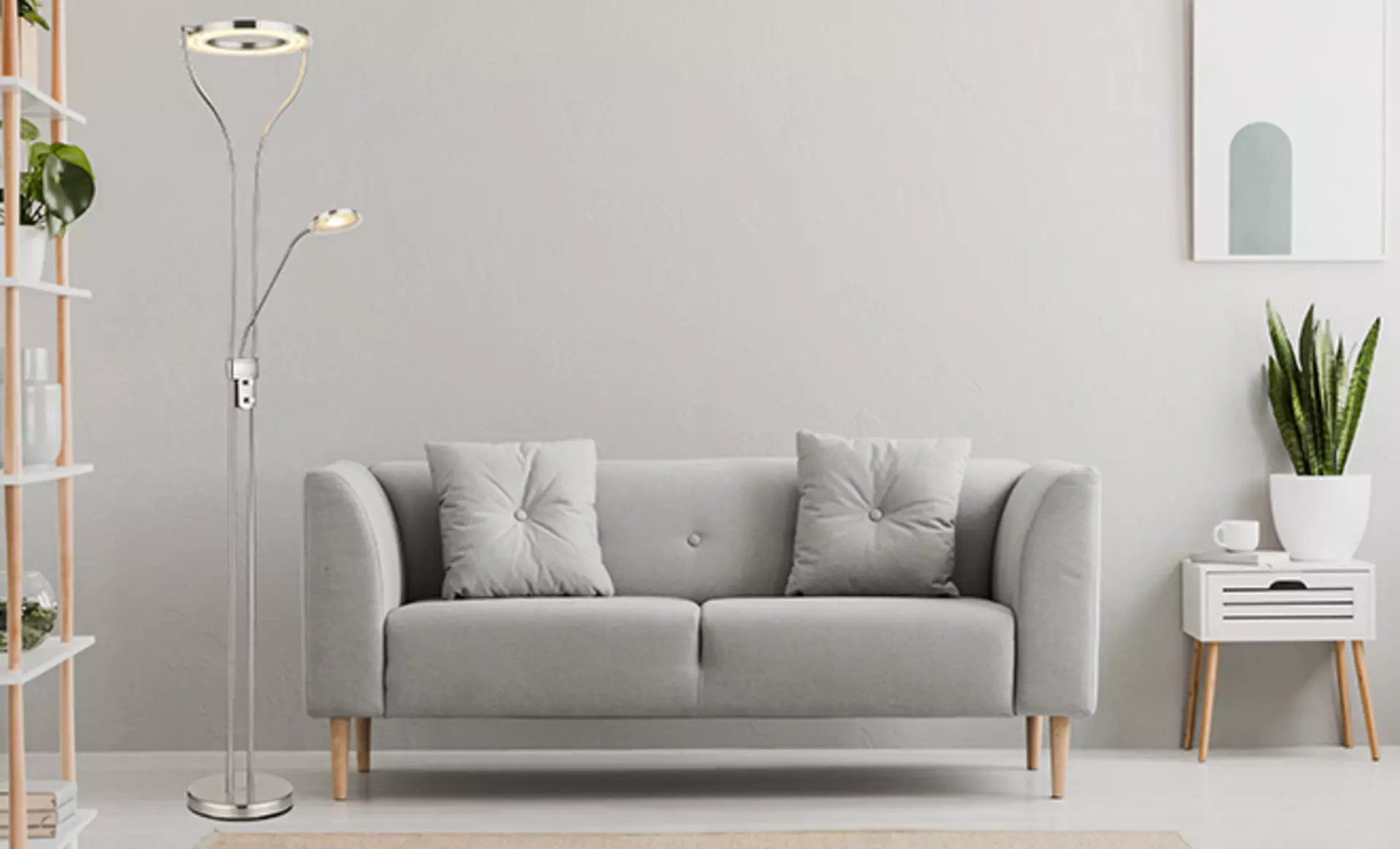 Deckenfluter in scandi-Wohnzimmer mit 2-Sitzer-Sofa