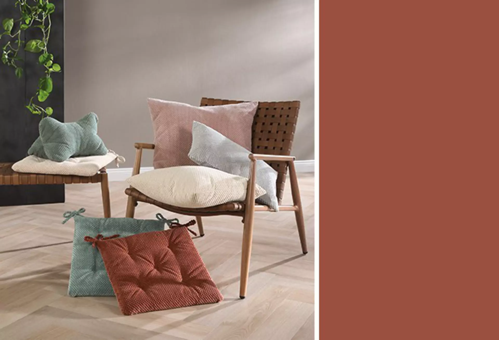 Verschiedene Kissen und Sitzpolster auf dem Sofa.