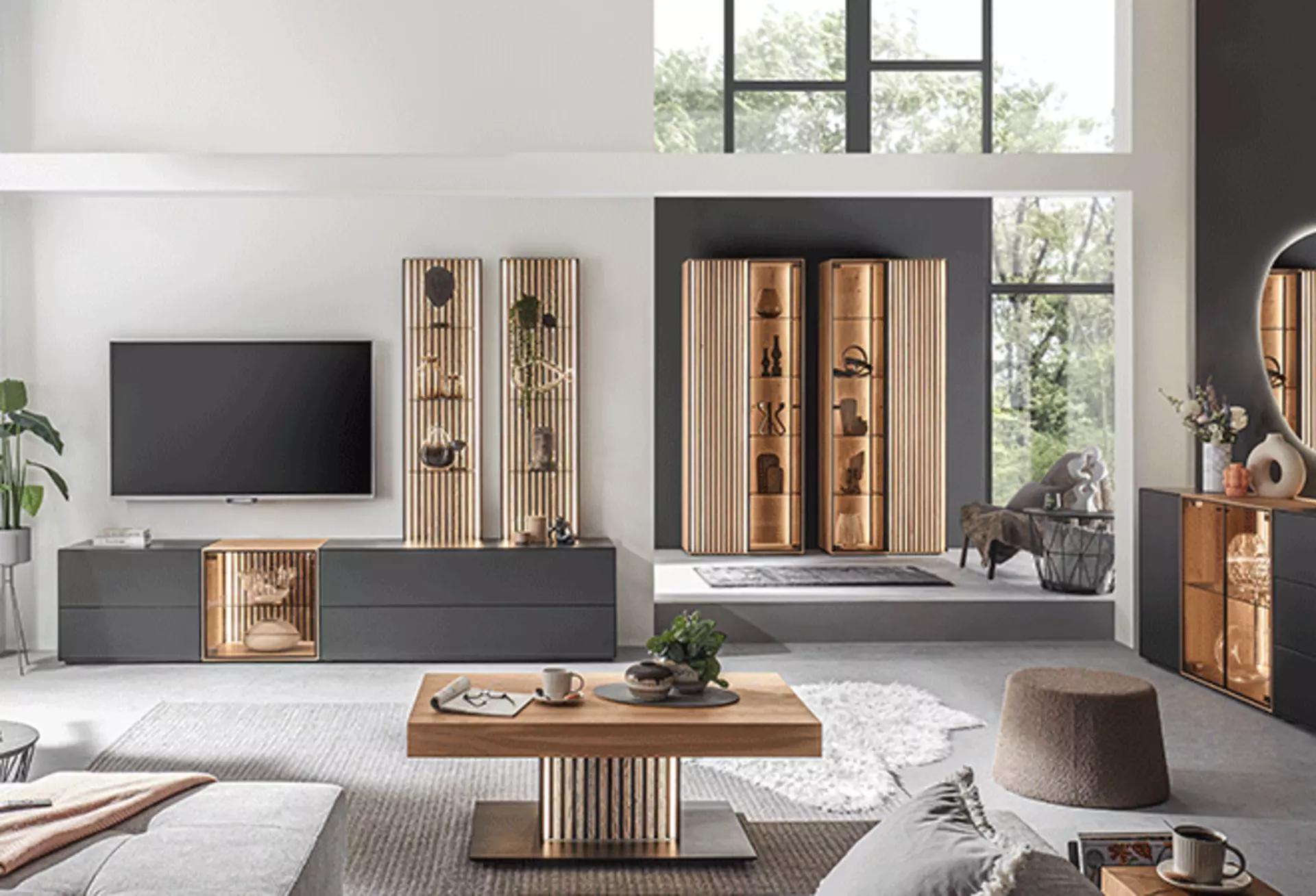 Wohnzimmer mit offenem und geschlossenem Stauraum im harmonischen Mix