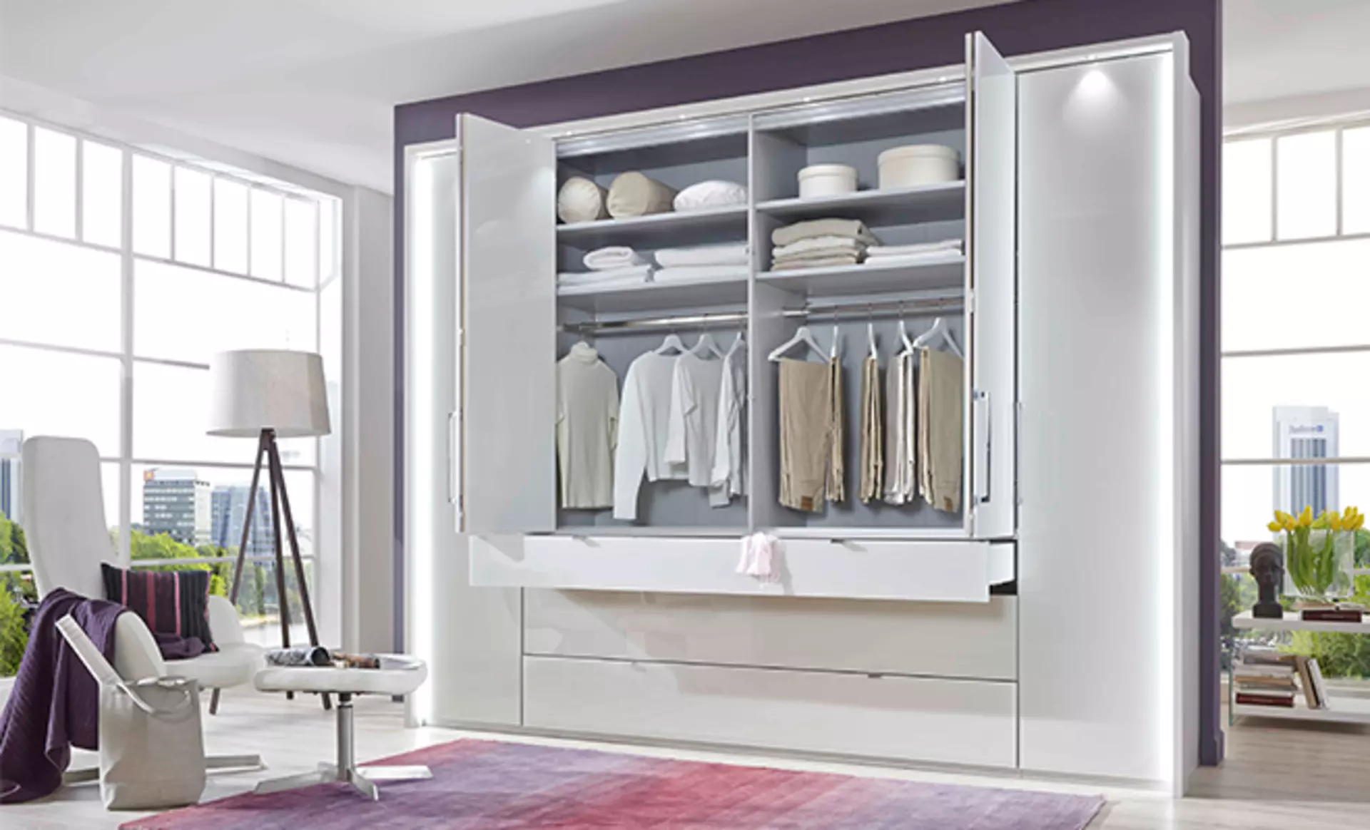 Großer weißer offener Schlafzimmerschrank