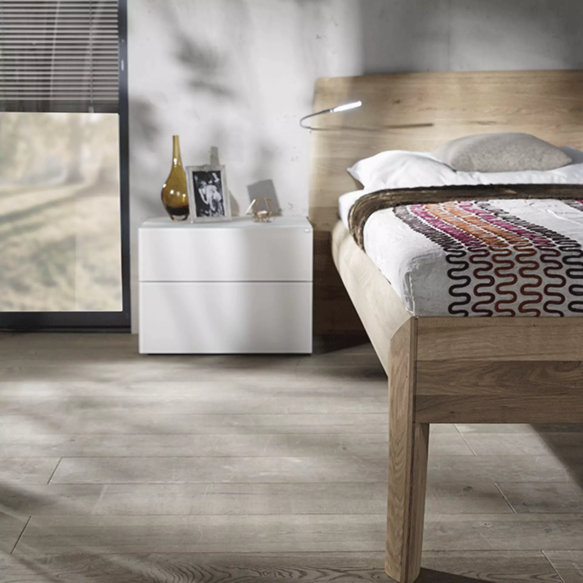 Ecke von einem Holzbett in einem Schlafzimmer