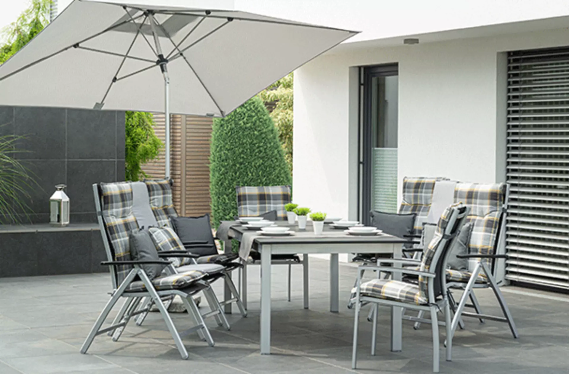 Großer Gartentisch für Familien im Garten mit gepolsterten Stühlen