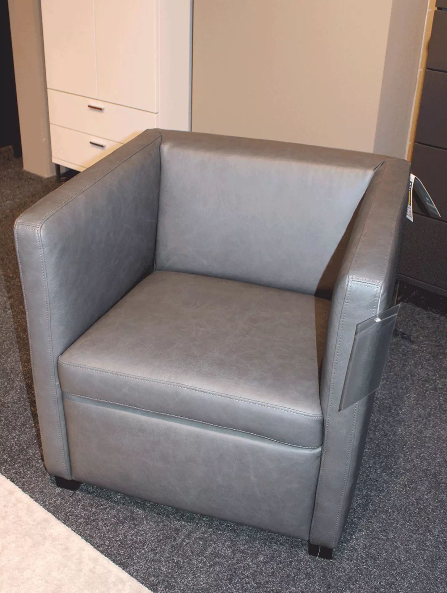 Ein Grauer Eckiger Einzelsessel von der Marke Carina