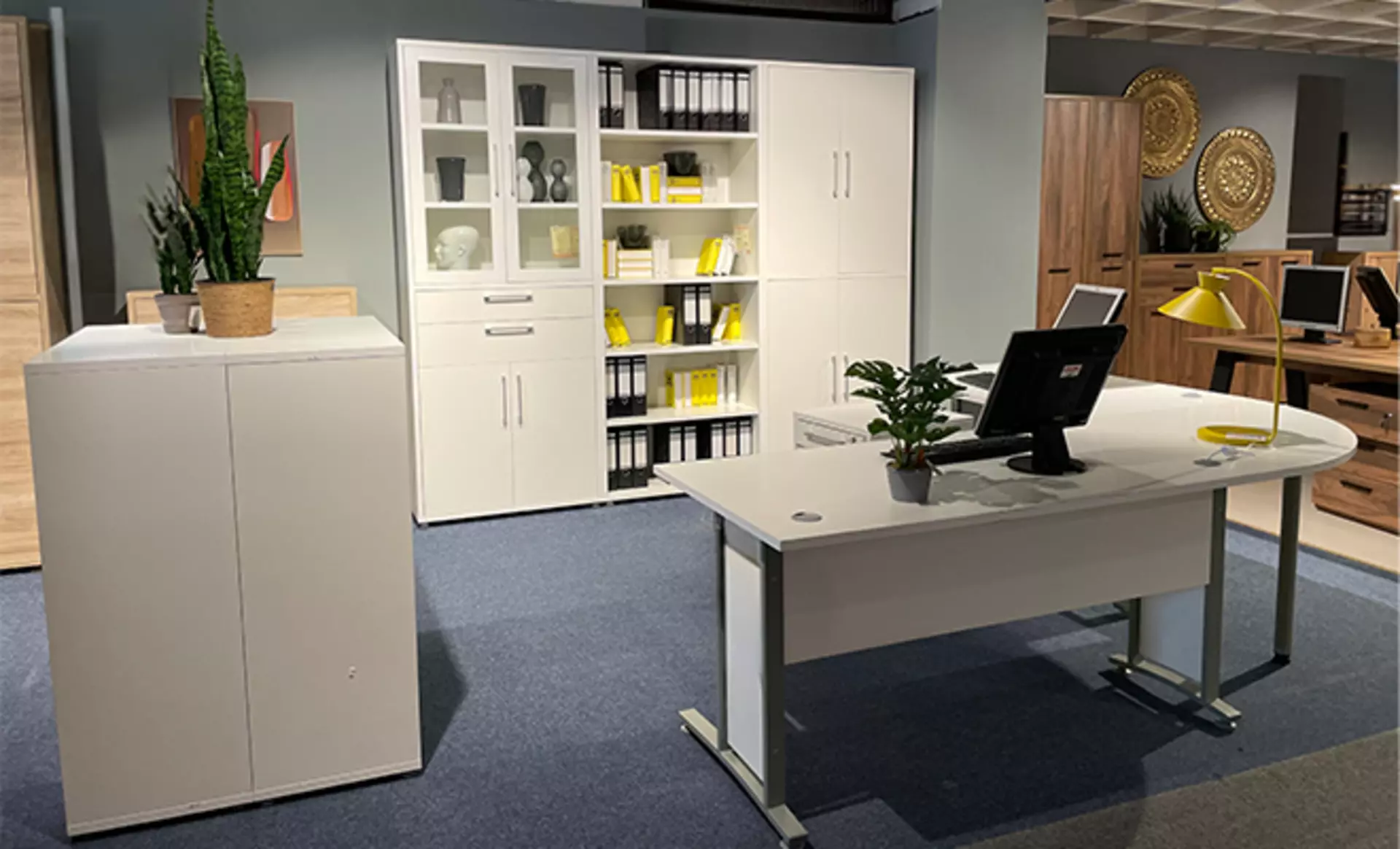 Modernes Büro in weiß aus HOlz