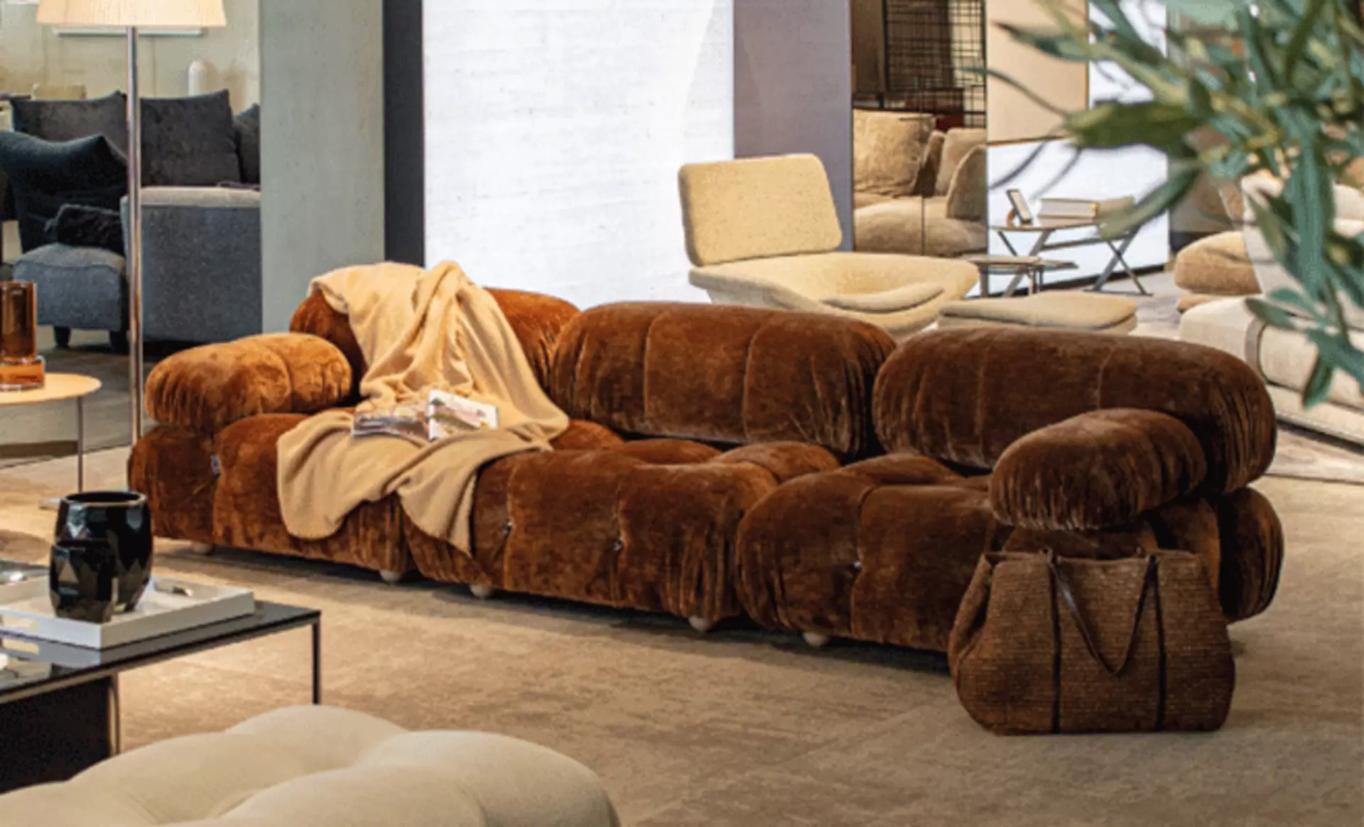 Das Camaleonda von B&B Italia in der exklusiven Edition mit Velours in der Ausstellung bei interni by inhofer