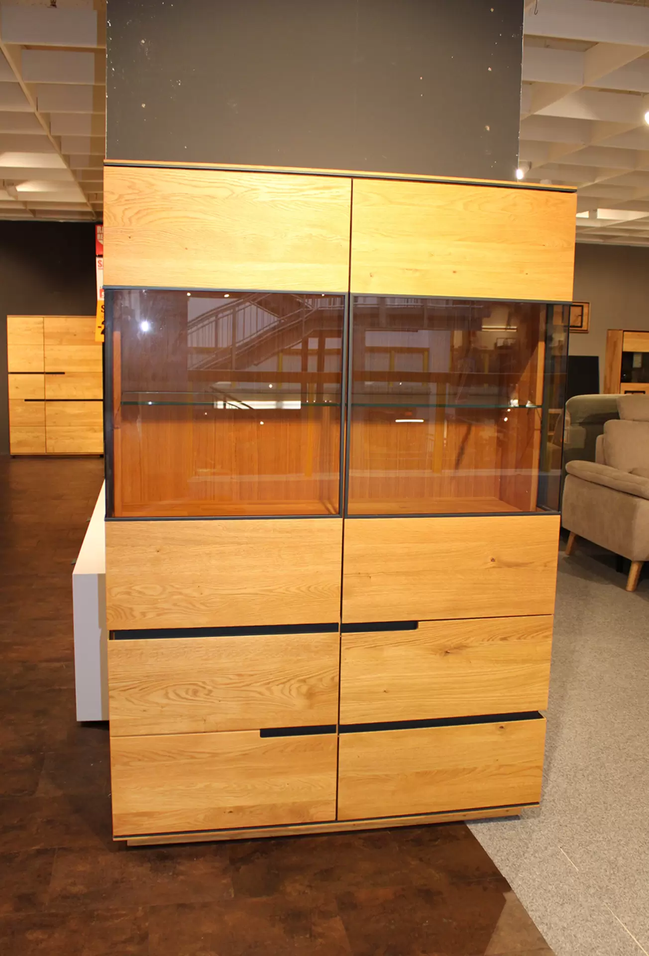 Die Vitrine ACERRO von Wimmer aus massiver Eiche mit Glas