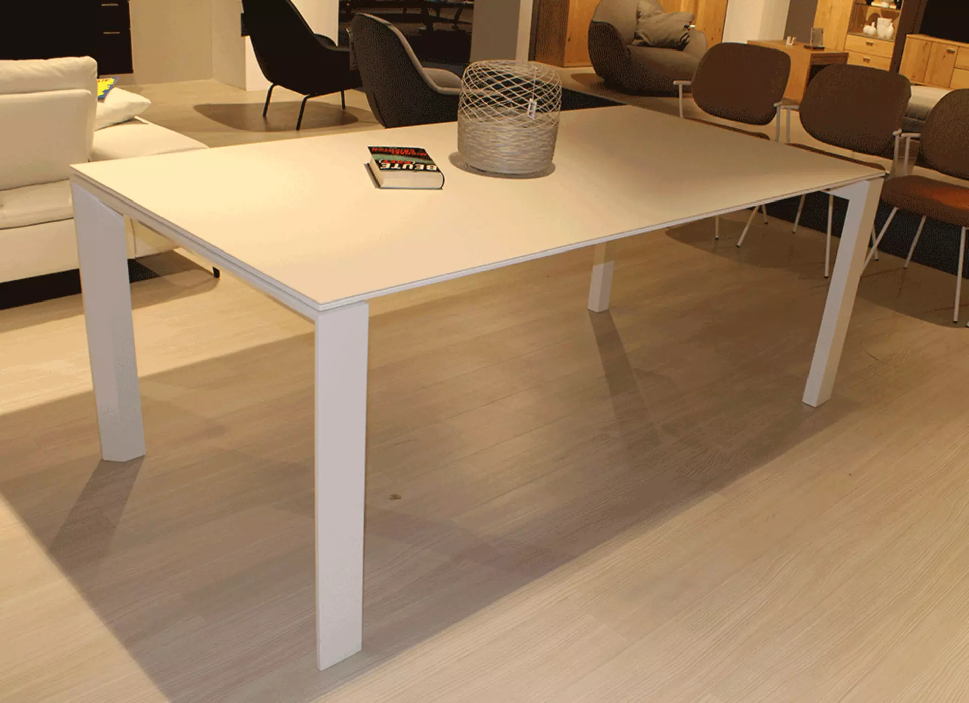 Schlichter rechteckiger Couchtisch mit glatter Oberfläche und geraden beinen