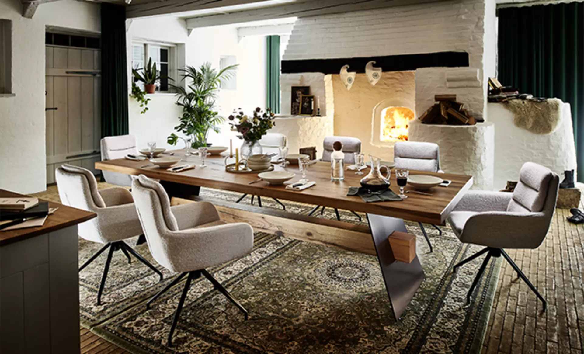 Bodahl zeigt hier die schönen Stühle in beige gepolstert  mit einem massivem Holztisch aus den Serien Roma und Beam