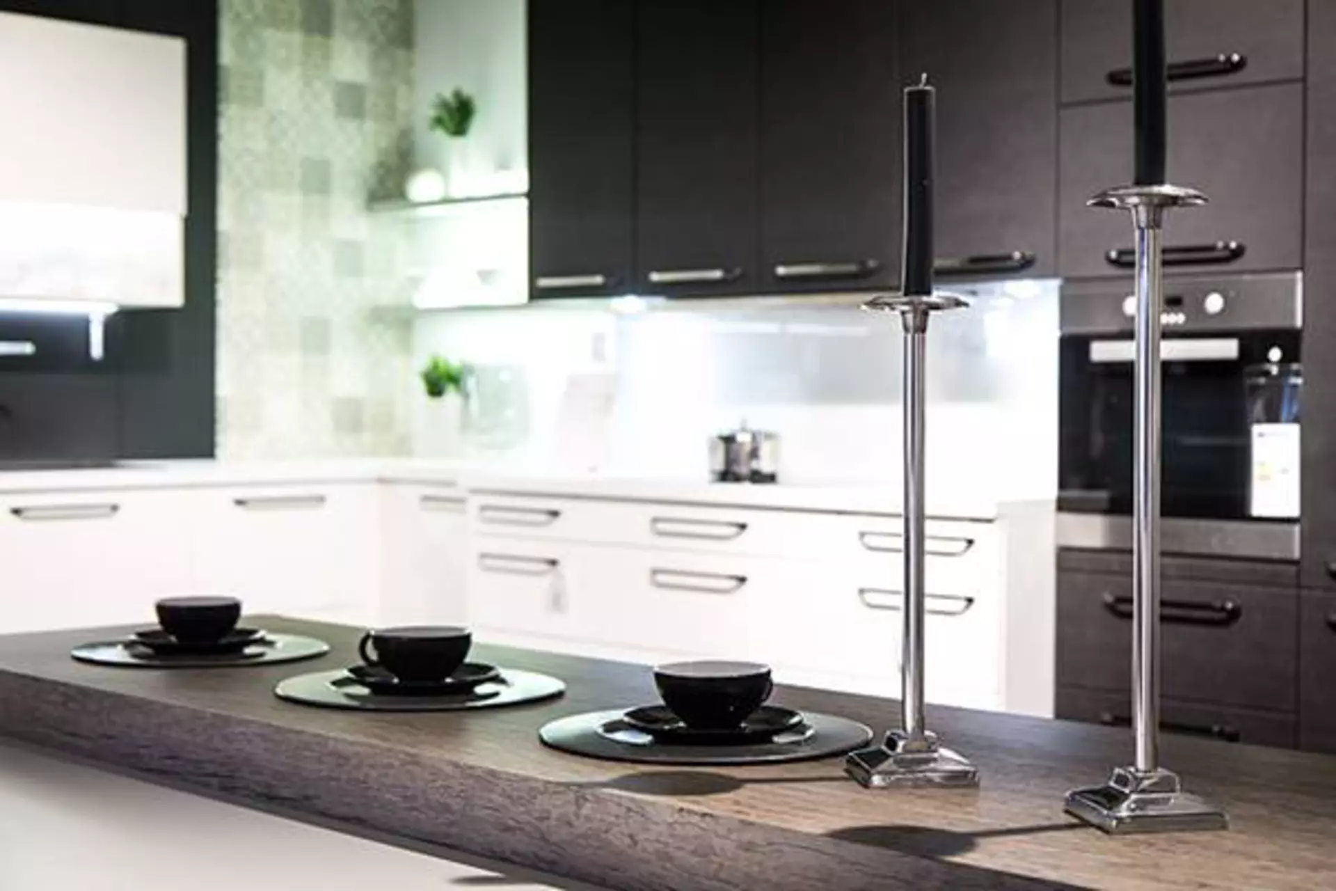 Kategoriebild zu Arbeitsplatten in der Küche. Zu sehen ist eine in die Küche integrierte Frühstückstheke mit dicker Arbeitsplatte aus grauem Naturstein.