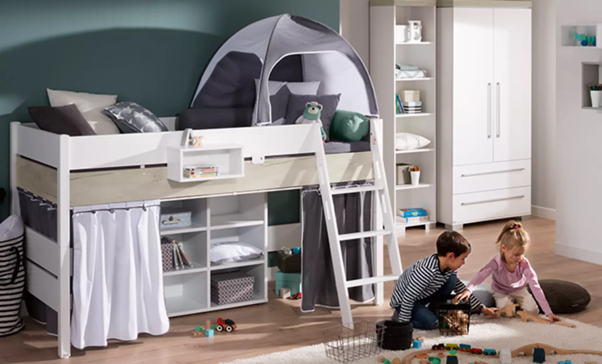 Jungen-Hochbett von Paidi mit spielenden Kindern davor  