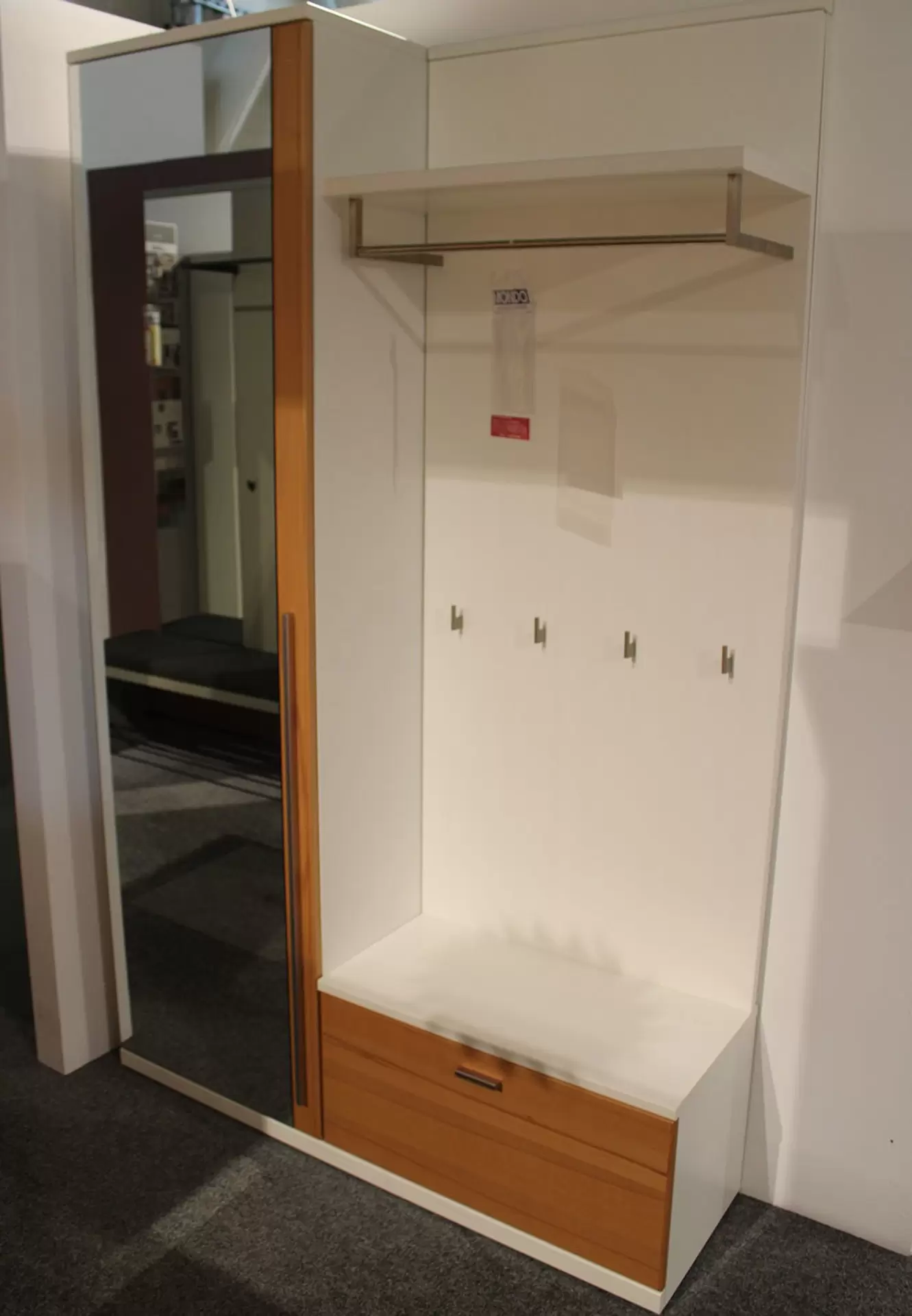 Garderobe mit ein Schrank mit Spiegel weiß mit Holz details