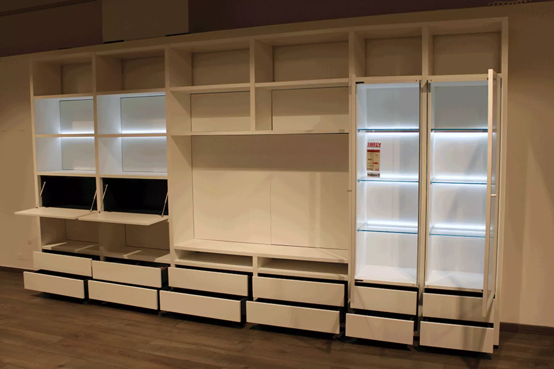 Die Wohnwand MEGA DESIGN in der Farbe Weiß mit LED beleuchtung von innen und offenen schubladen