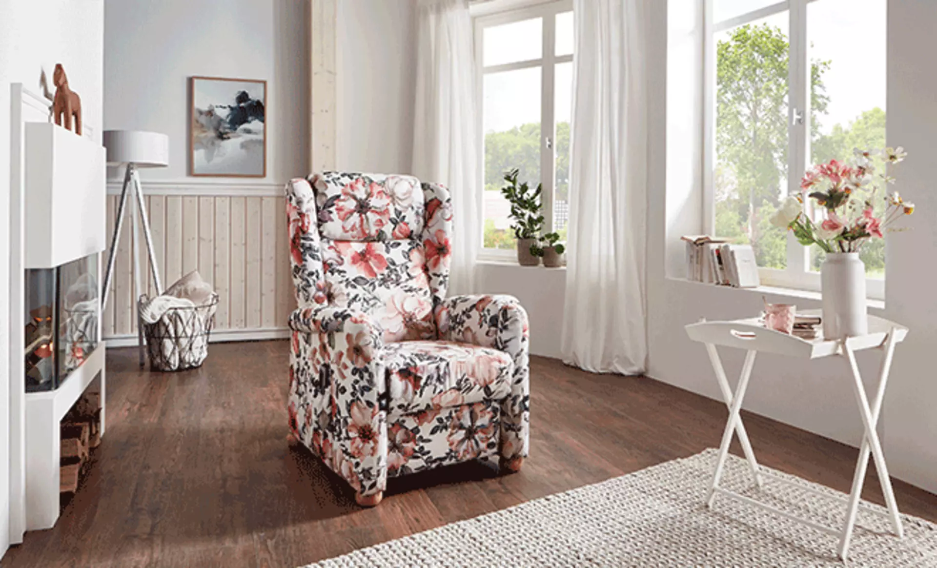 ein mit einem Blumenmuster versehenes Sofa in einem Wohnzimmer im Landhausstil